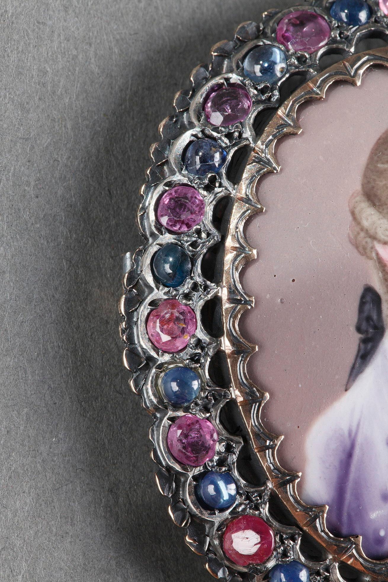 Goldanhänger aus der Mitte des 19. Jahrhunderts mit Miniatur, Saphiren und Rubinen für Damen oder Herren im Angebot