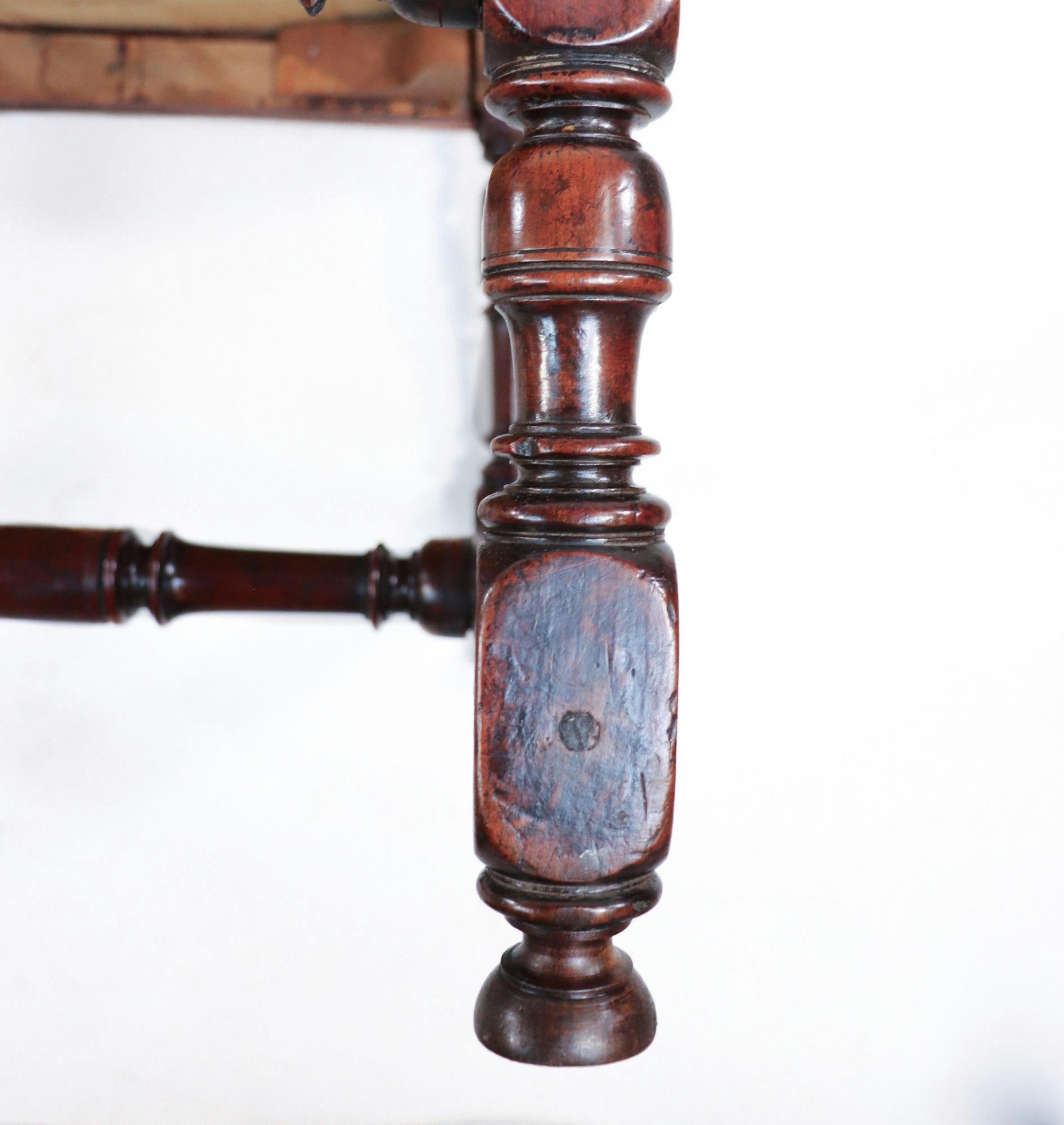 Poltrona reclinabile in noce inglese della metà del XIX secolo in stile Gothic Revival in vendita 15