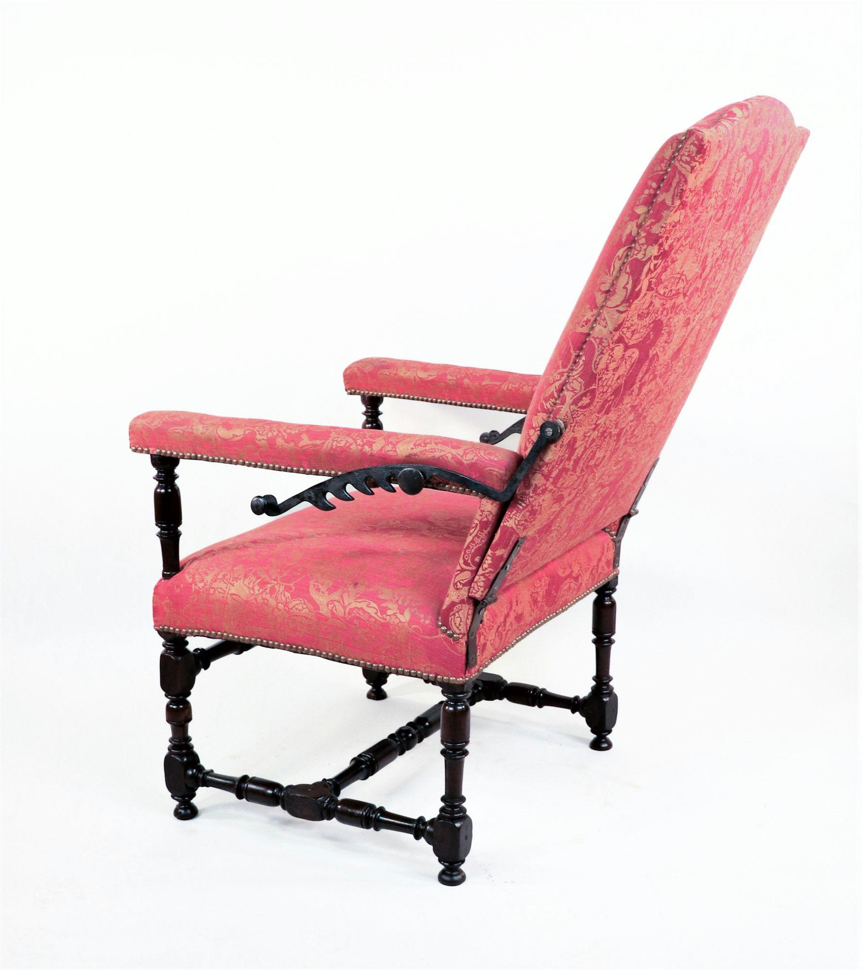 Poltrona reclinabile in noce inglese della metà del XIX secolo in stile Gothic Revival in vendita 1