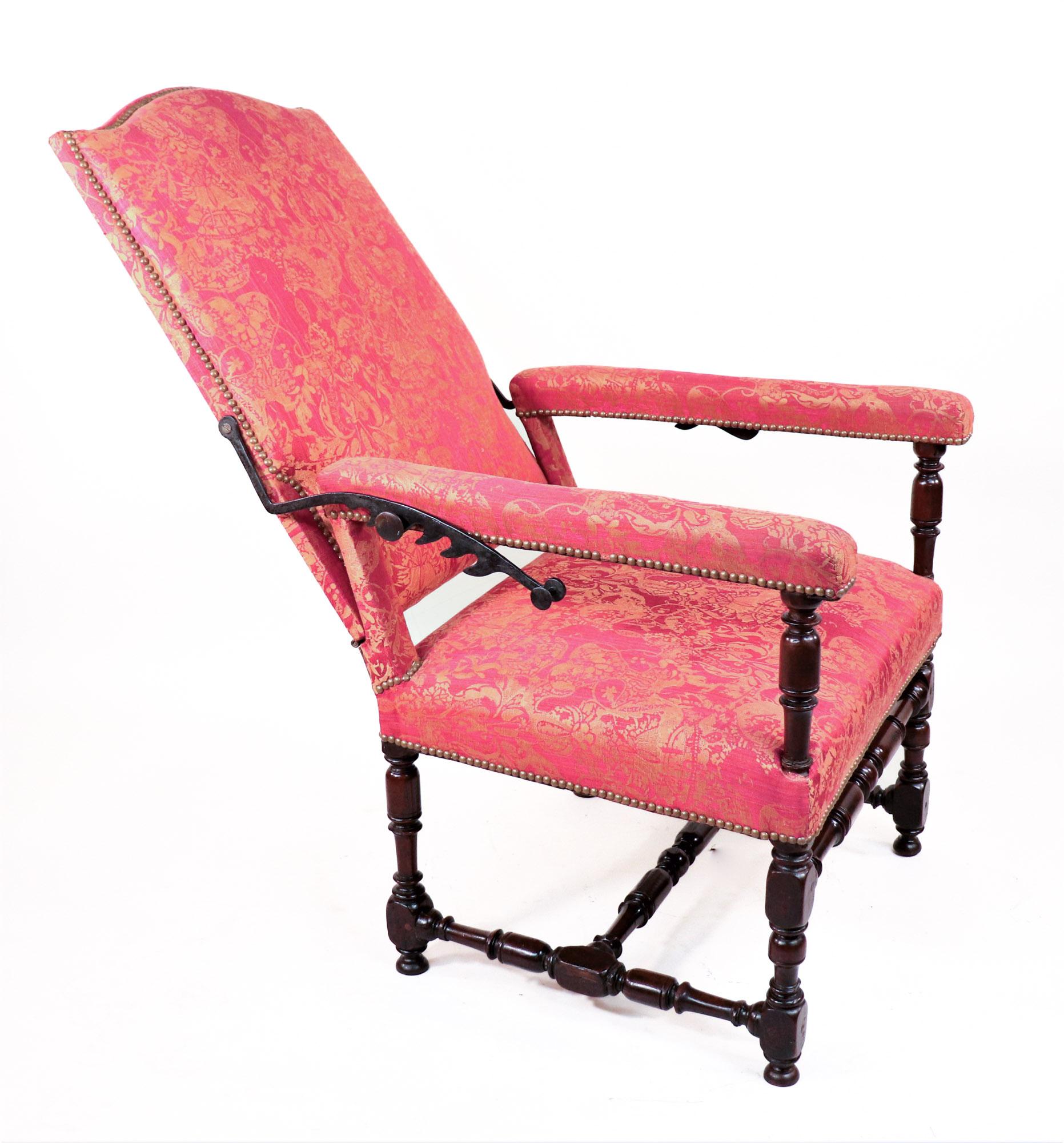 Poltrona reclinabile in noce inglese della metà del XIX secolo in stile Gothic Revival in vendita 2