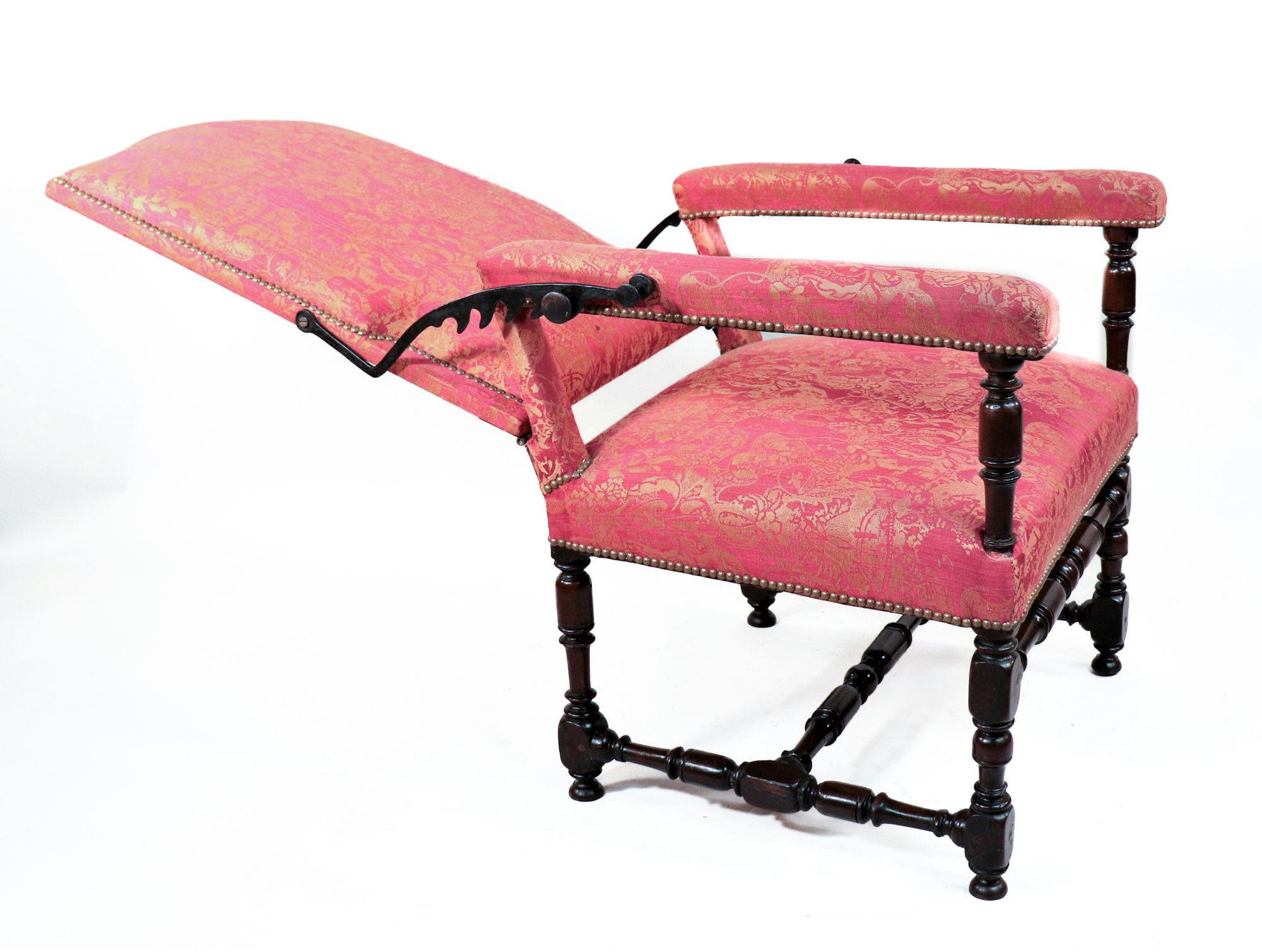 Poltrona reclinabile in noce inglese della metà del XIX secolo in stile Gothic Revival in vendita 3