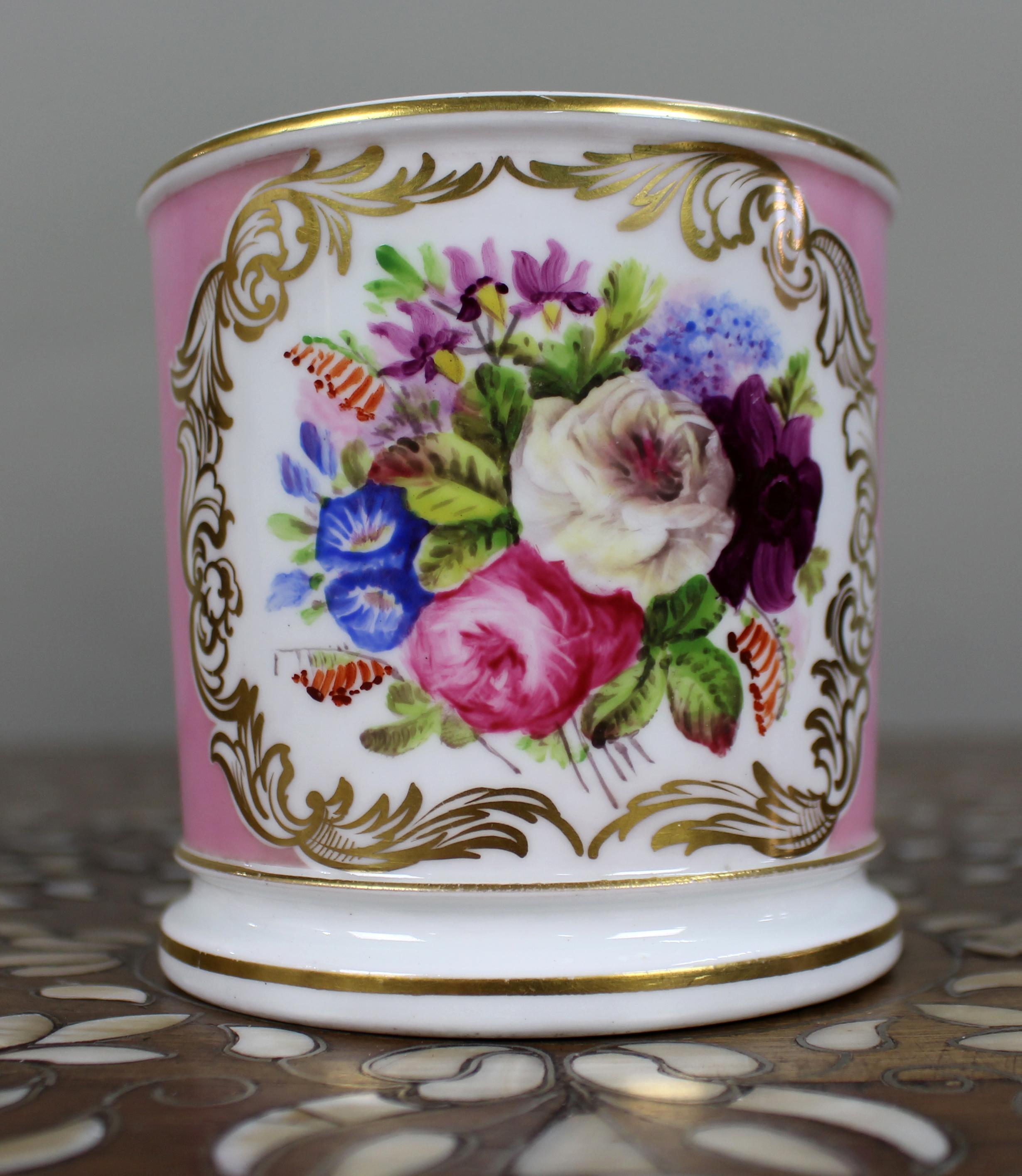 British Mid-19th Century Grainger Worcester Porcelain Tankard – Rose Pompadour Ground For Sale