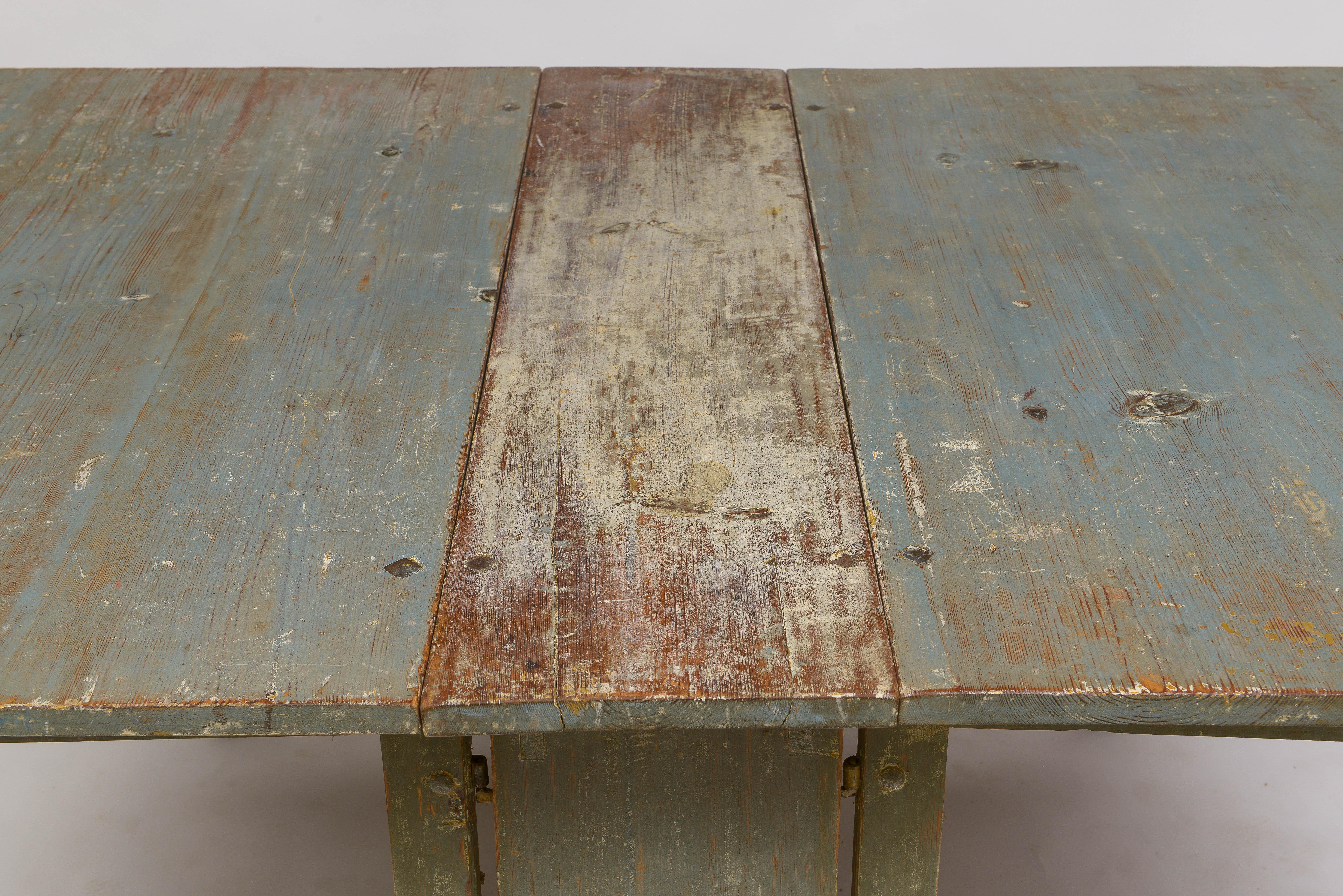 Mid 19th Century Gray Painted Swedish Drop Leaf Dining Table For Sale 3