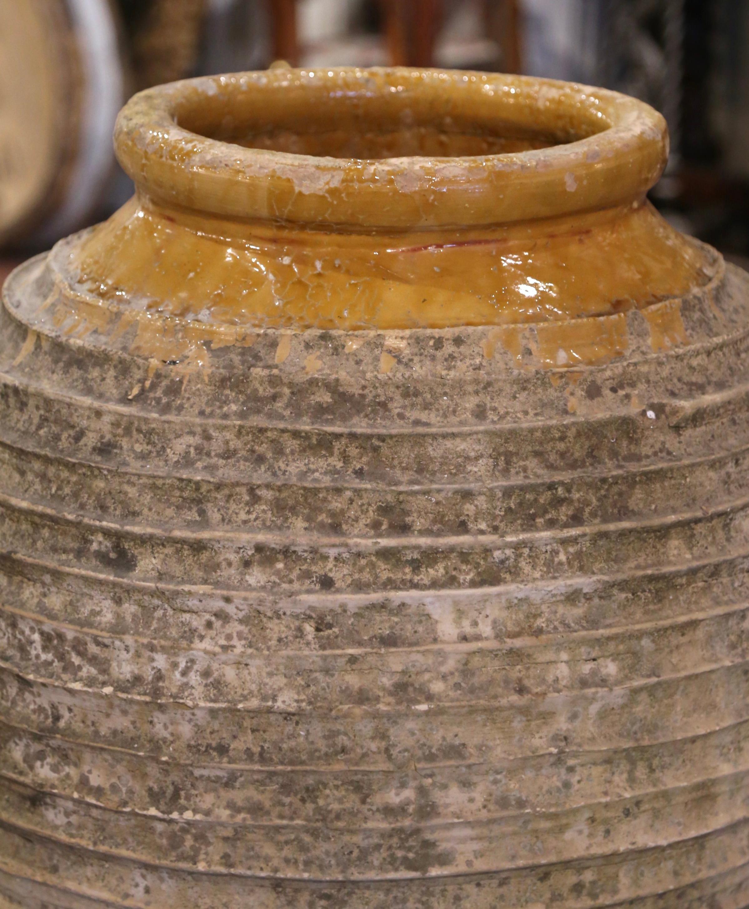 Vernissé  Pot à olives en terre cuite patinée grecque du milieu du 19e siècle avec col émaillé moutarde en vente