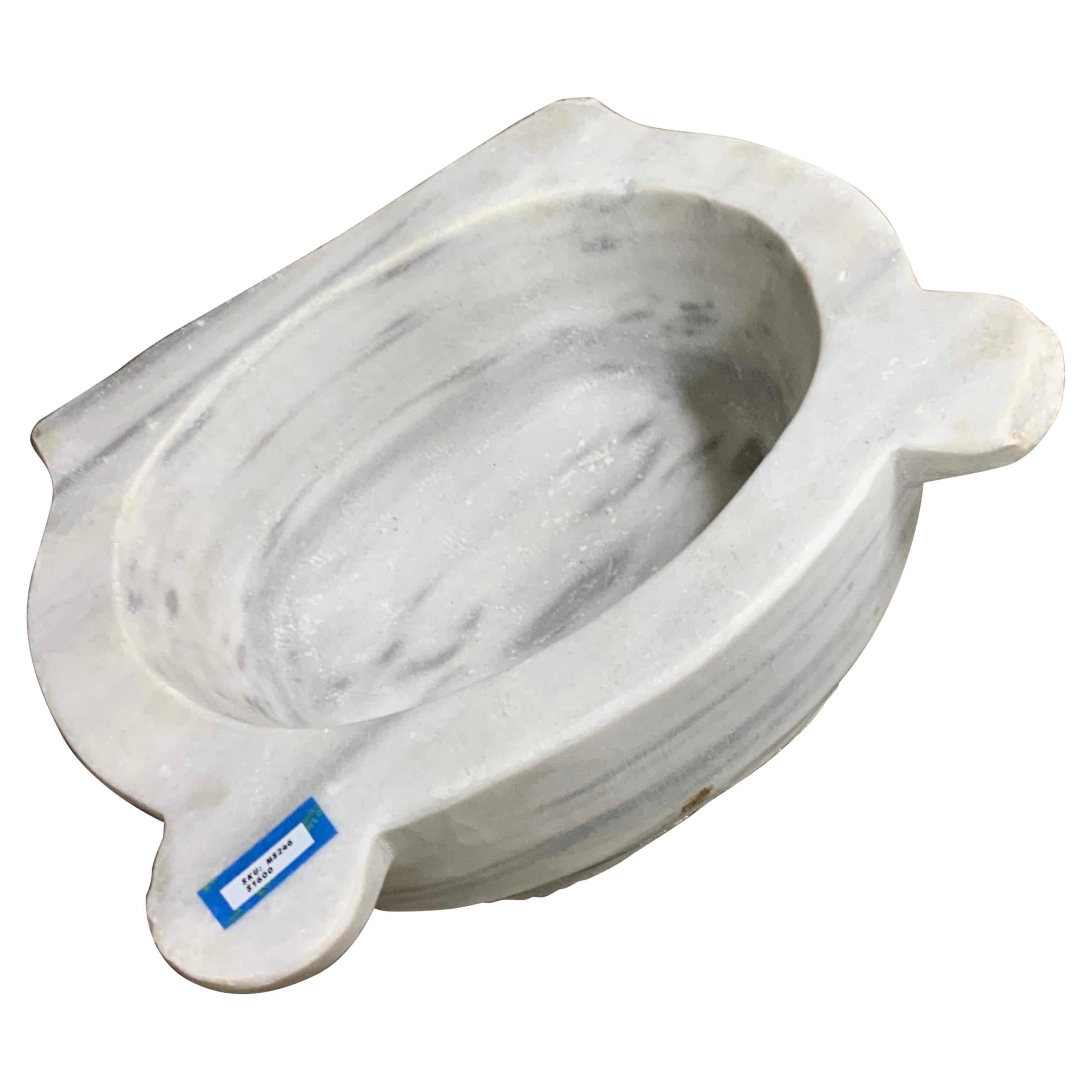 Das aus weißem Carrara-Marmor gefertigte Waschbecken aus griechischem Marmor ist ein zeitloses Stück, das auf die 1850er Jahre zurückgeht. Mit ihrem eleganten Design und dem hochwertigen MATERIAL verleiht sie jedem Bad einen Hauch von Luxus. Werten