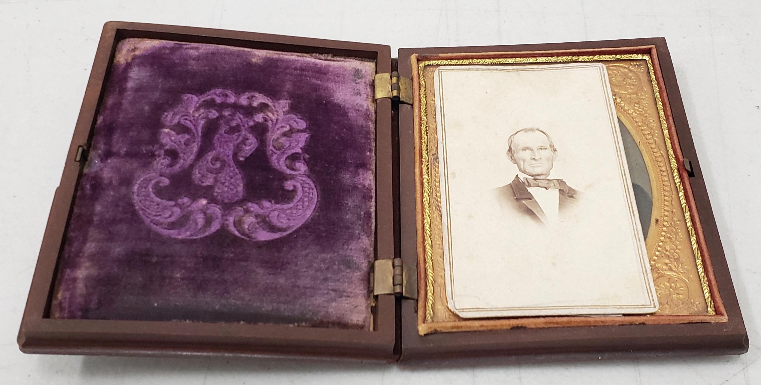 Boîte en gutta percha du milieu du 19e siècle avec des photos & Notes contemporaines sur la généalogie Bon état - En vente à San Francisco, CA