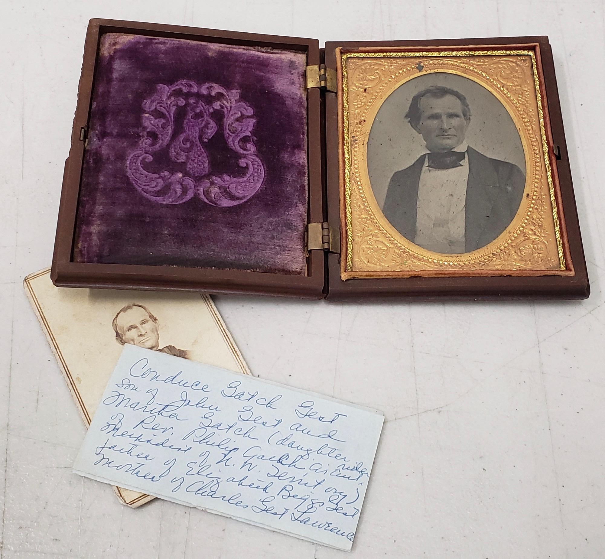 XIXe siècle Boîte en gutta percha du milieu du 19e siècle avec des photos & Notes contemporaines sur la généalogie en vente