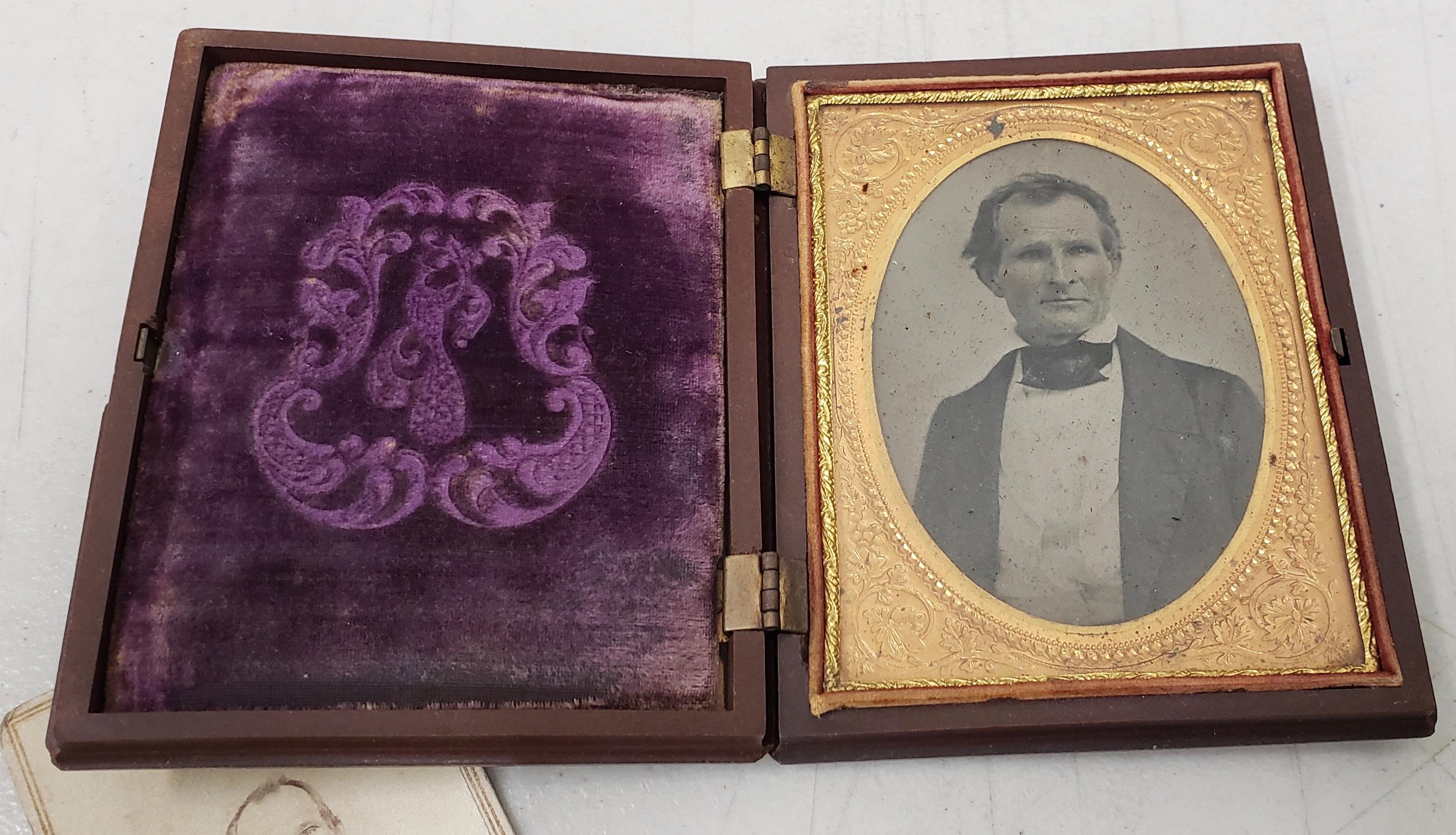 Guttapercha-Box aus der Mitte des 19. Jahrhunderts mit Fotos & Zeitgenössische Anmerkungen zur Genealogie im Angebot 1