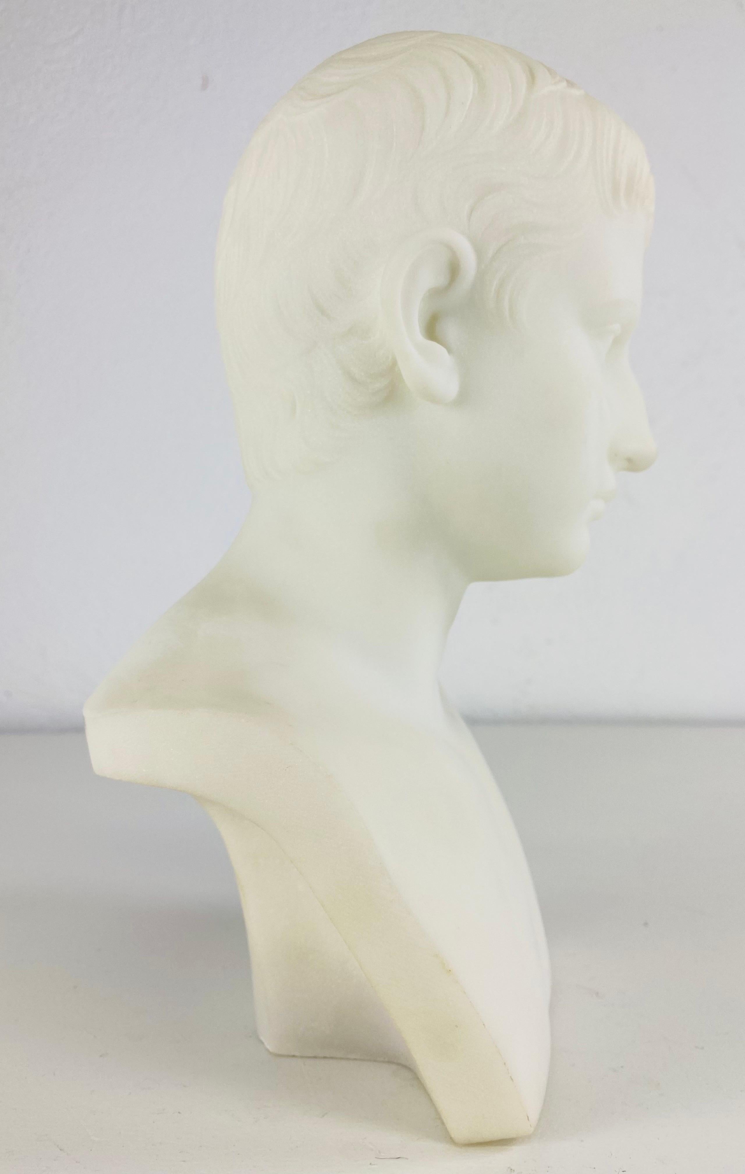 Scultura in alabastro scolpita a mano della metà del XIX secolo raffigurante Cesare Augusto. in vendita 2