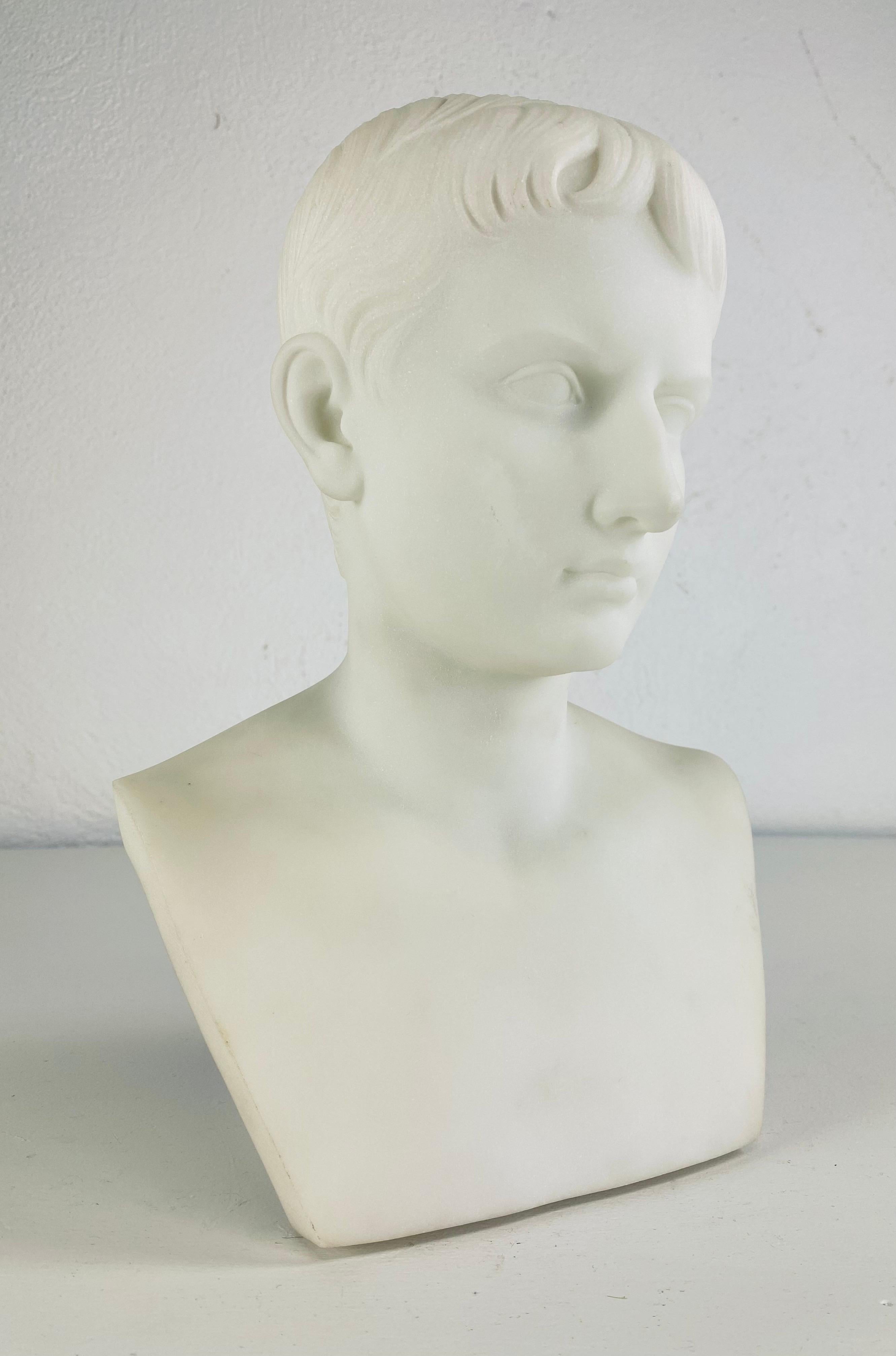 Scultura in alabastro scolpita a mano della metà del XIX secolo raffigurante Cesare Augusto. in vendita 3