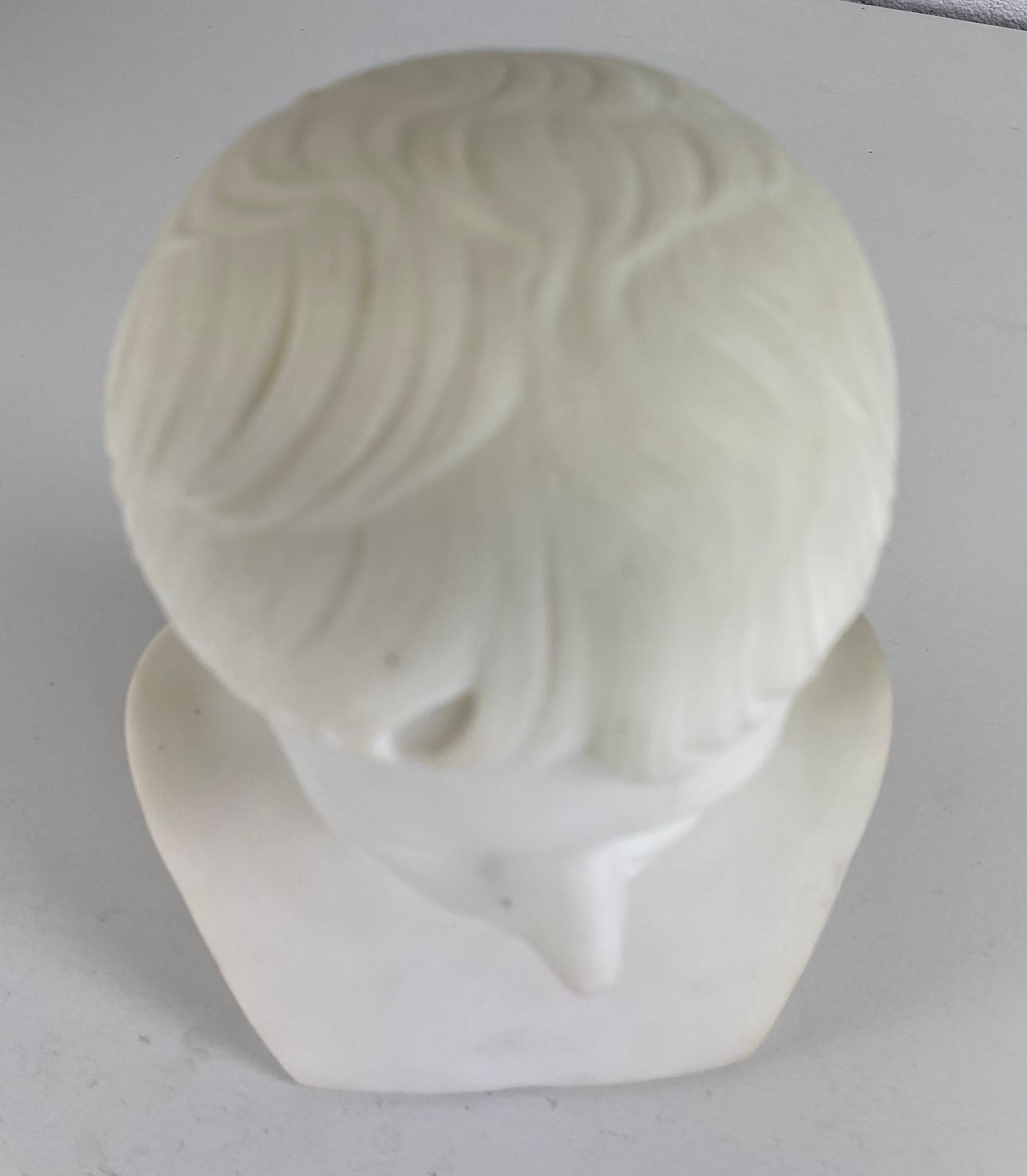 Si tratta di un bellissimo busto in alabastro scolpito a mano di Cesare Augusto. Cesare Augusto fu il primo imperatore romano e questo giorno viene ricordato nel mese di agosto con il suo nome. Questa incredibile scultura è realizzata magistralmente