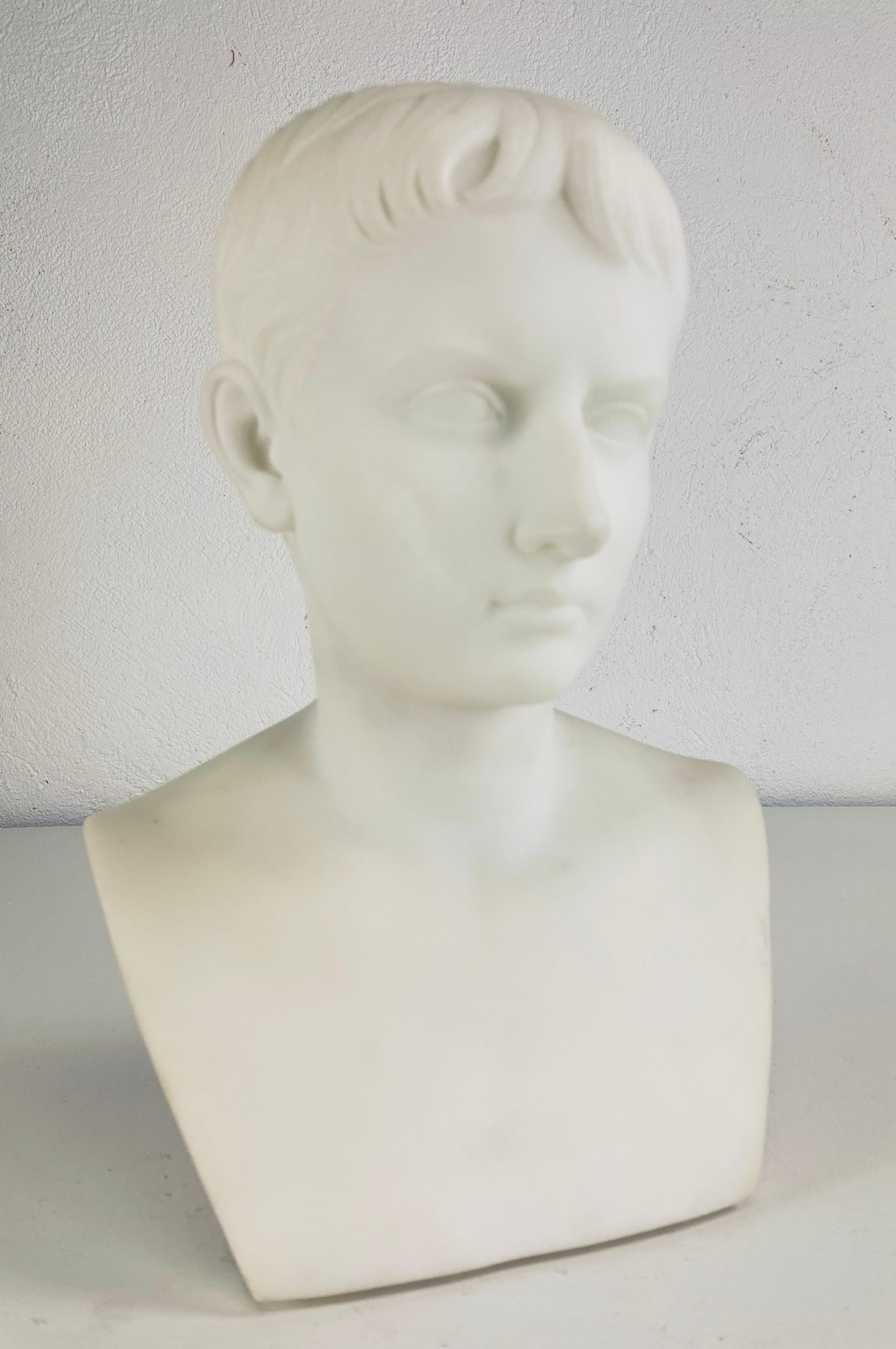 Italiano Scultura in alabastro scolpita a mano della metà del XIX secolo raffigurante Cesare Augusto. in vendita
