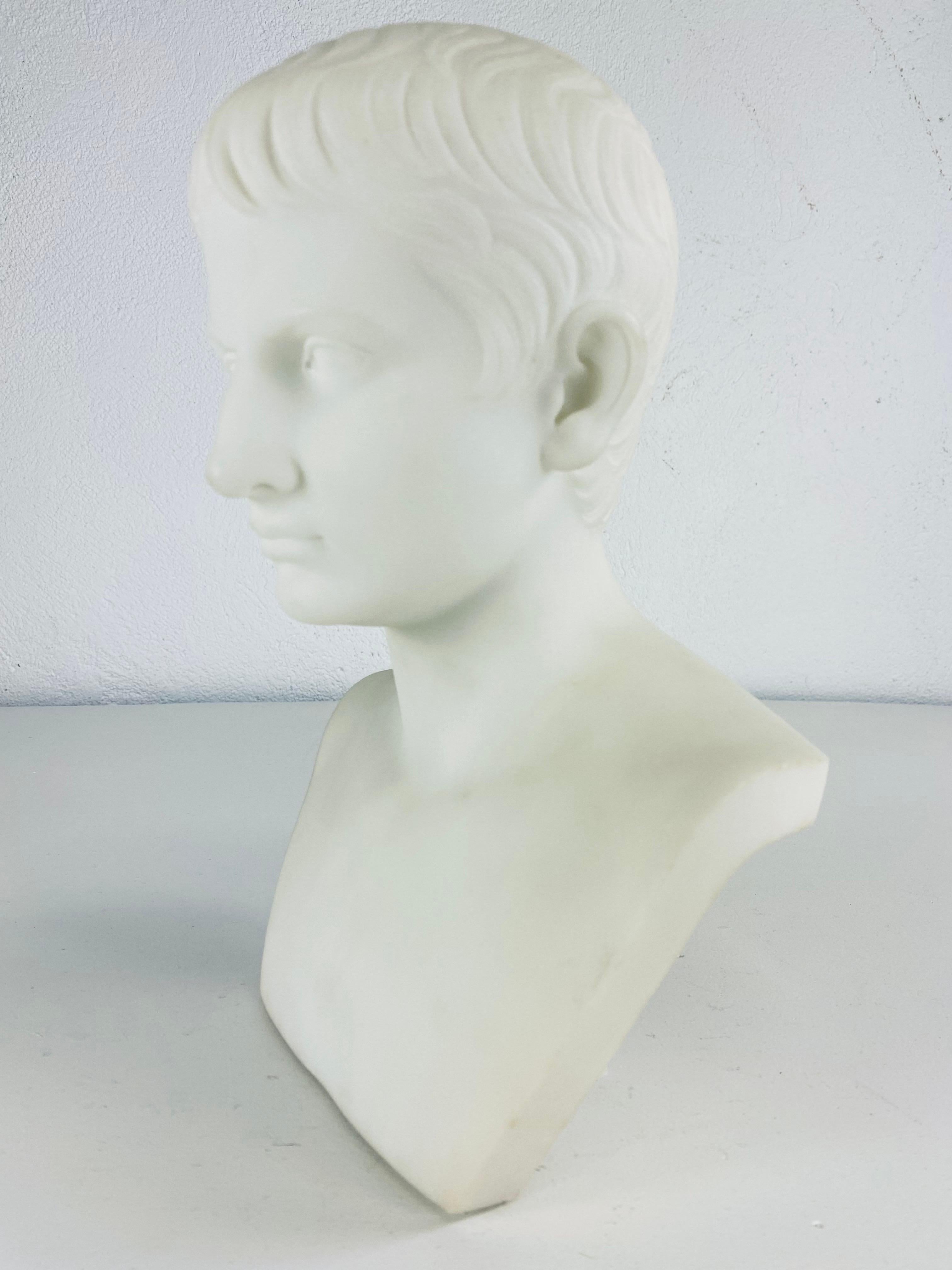 Fatto a mano Scultura in alabastro scolpita a mano della metà del XIX secolo raffigurante Cesare Augusto. in vendita