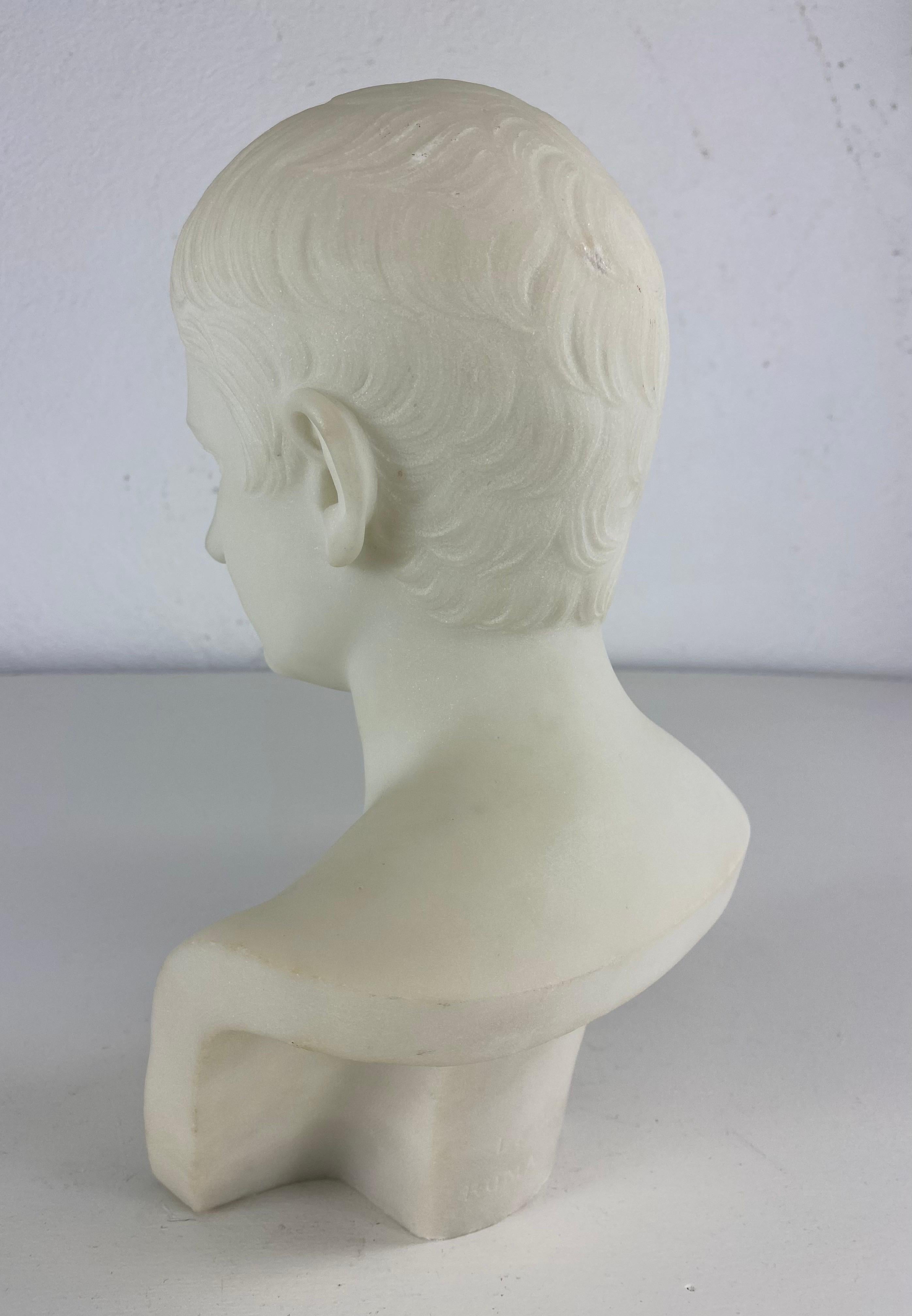 Scultura in alabastro scolpita a mano della metà del XIX secolo raffigurante Cesare Augusto. In condizioni buone in vendita a Allentown, PA