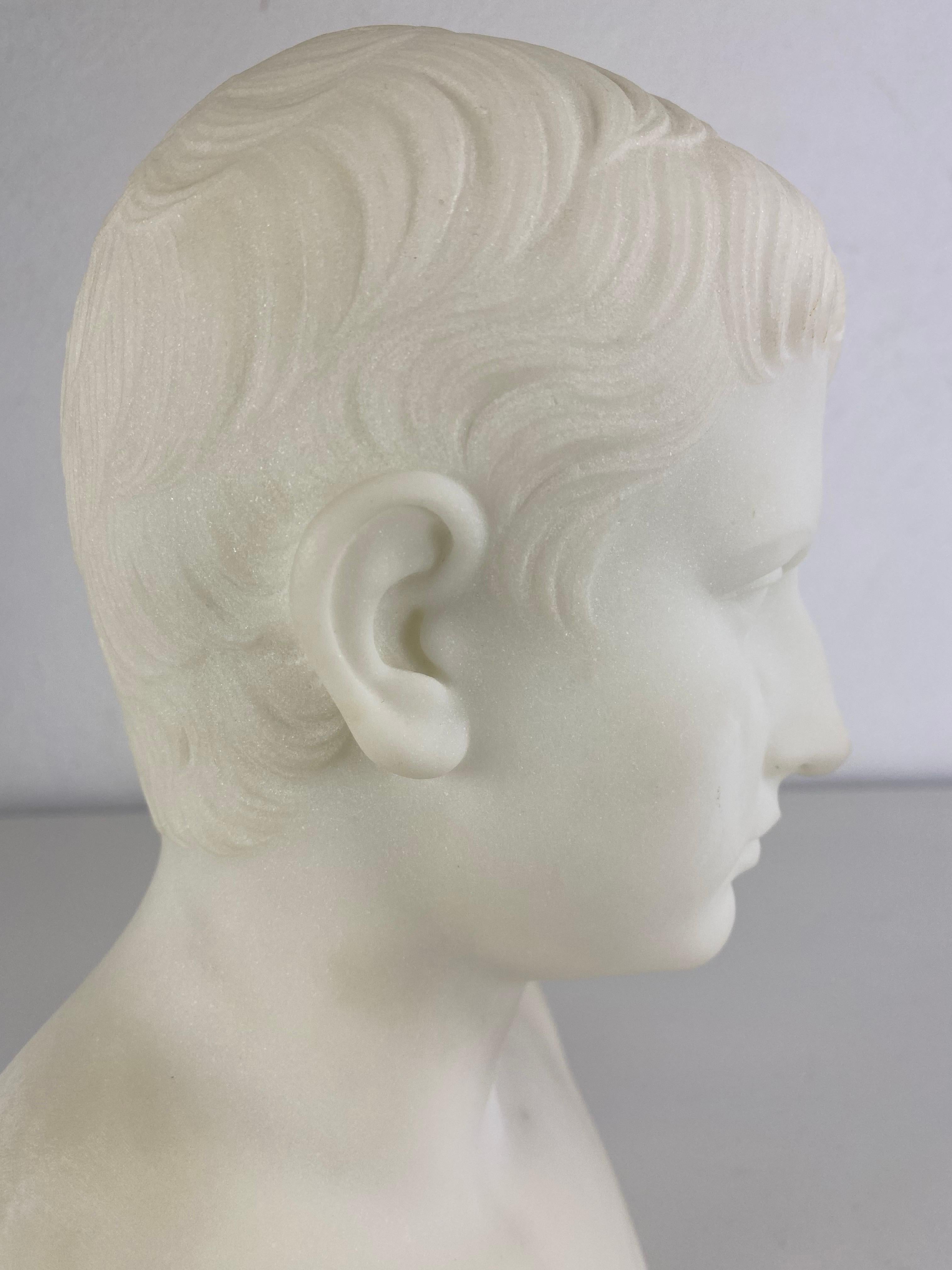 Alabastro Scultura in alabastro scolpita a mano della metà del XIX secolo raffigurante Cesare Augusto. in vendita