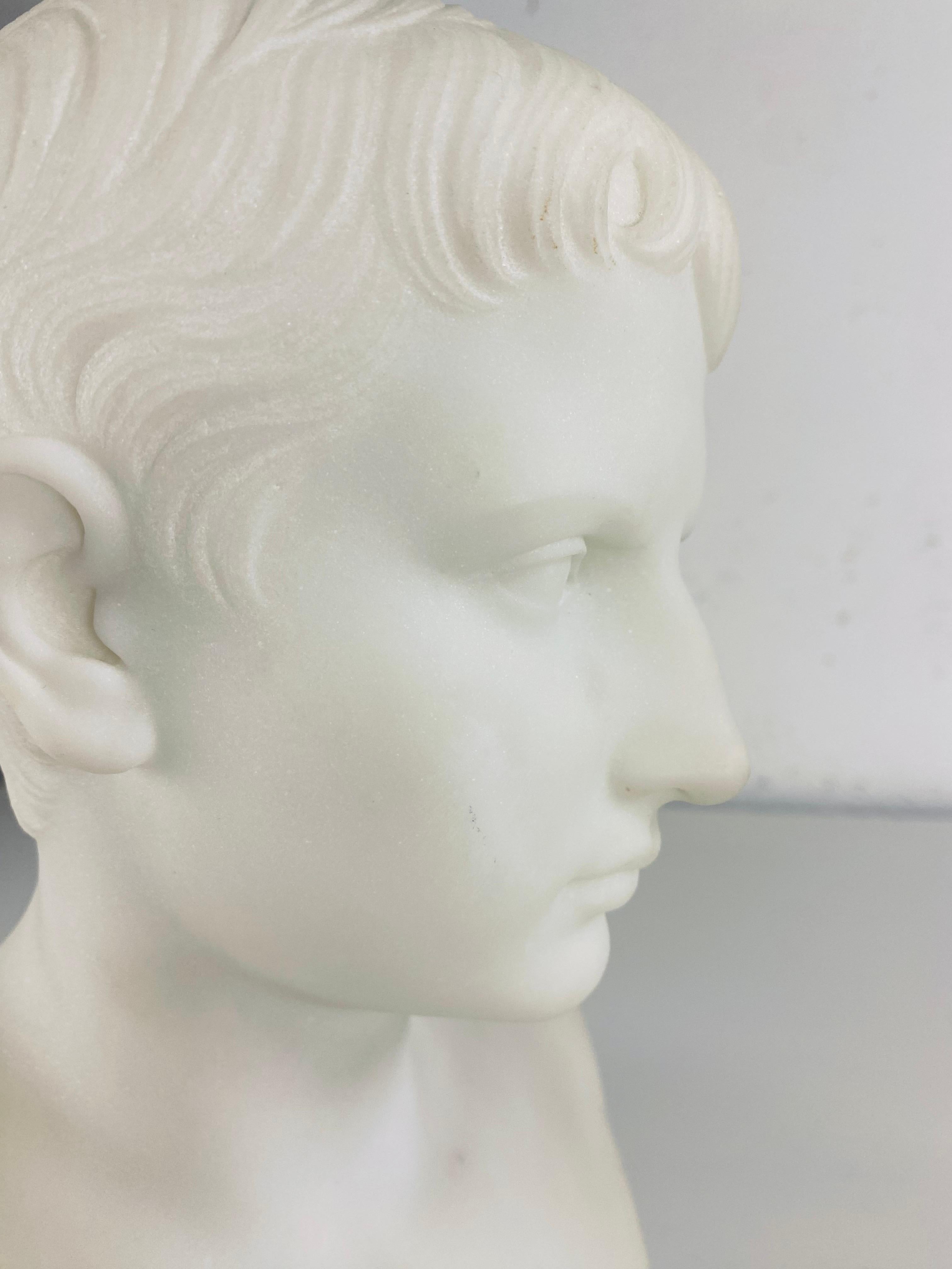 Scultura in alabastro scolpita a mano della metà del XIX secolo raffigurante Cesare Augusto. in vendita 1