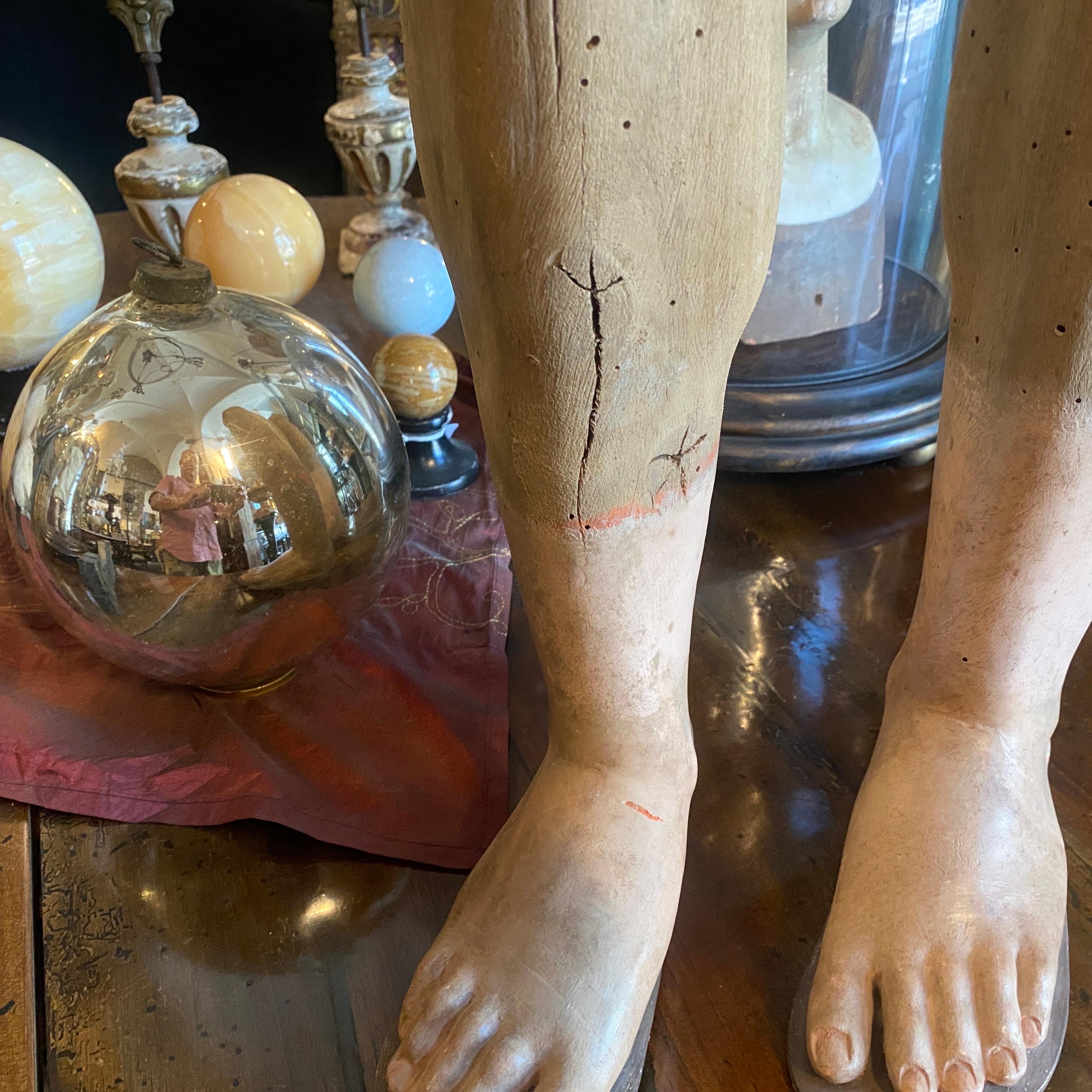 Deux pieds en bois faisant partie d'un mannequin antique en bois et chanvre rembourré. Les parties en bois sont uniquement les pieds, les mains et la tête. Ces pieds en état original peuvent être utilisés comme décorations.
