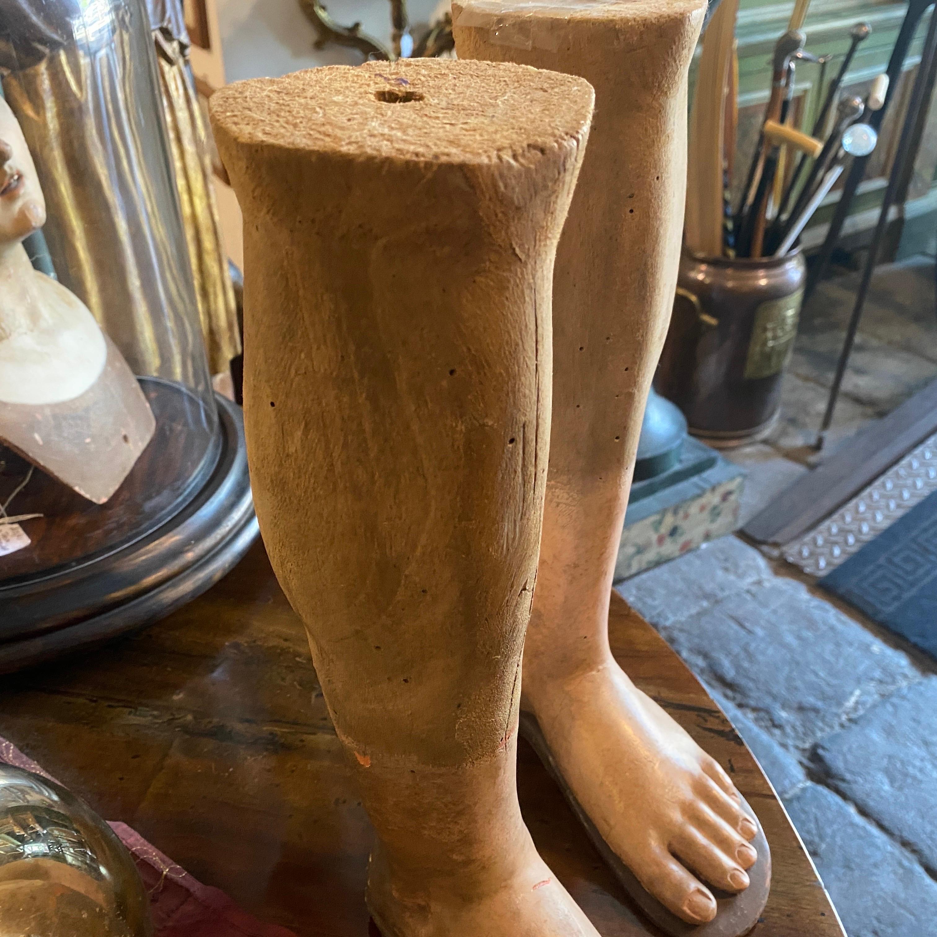 Mid-19th Century Hand-Carved and Lacquered Wood Italian Feet In Fair Condition For Sale In Catania, Sicilia
