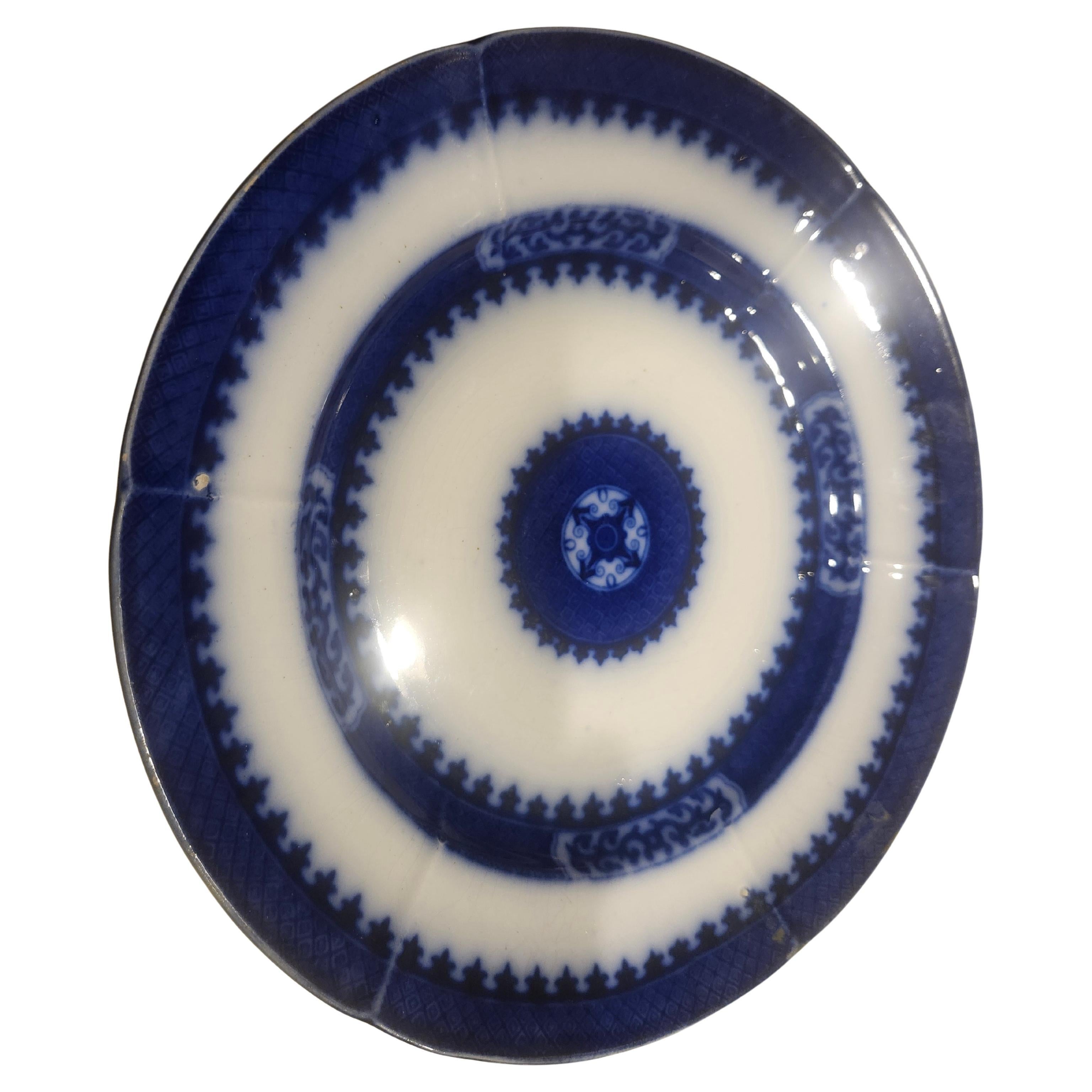 Fantastisches Set von sechs Flow Blue tiefen Tellern. 8,5 x 1,75 tief. Ausgezeichneter antiker Zustand mit Ausnahme einer Platte, die einen Chip und Riss am Rand hat, siehe Bild. Schön dekoriert mit einem Kobalt fließen blau um den Umfang und die