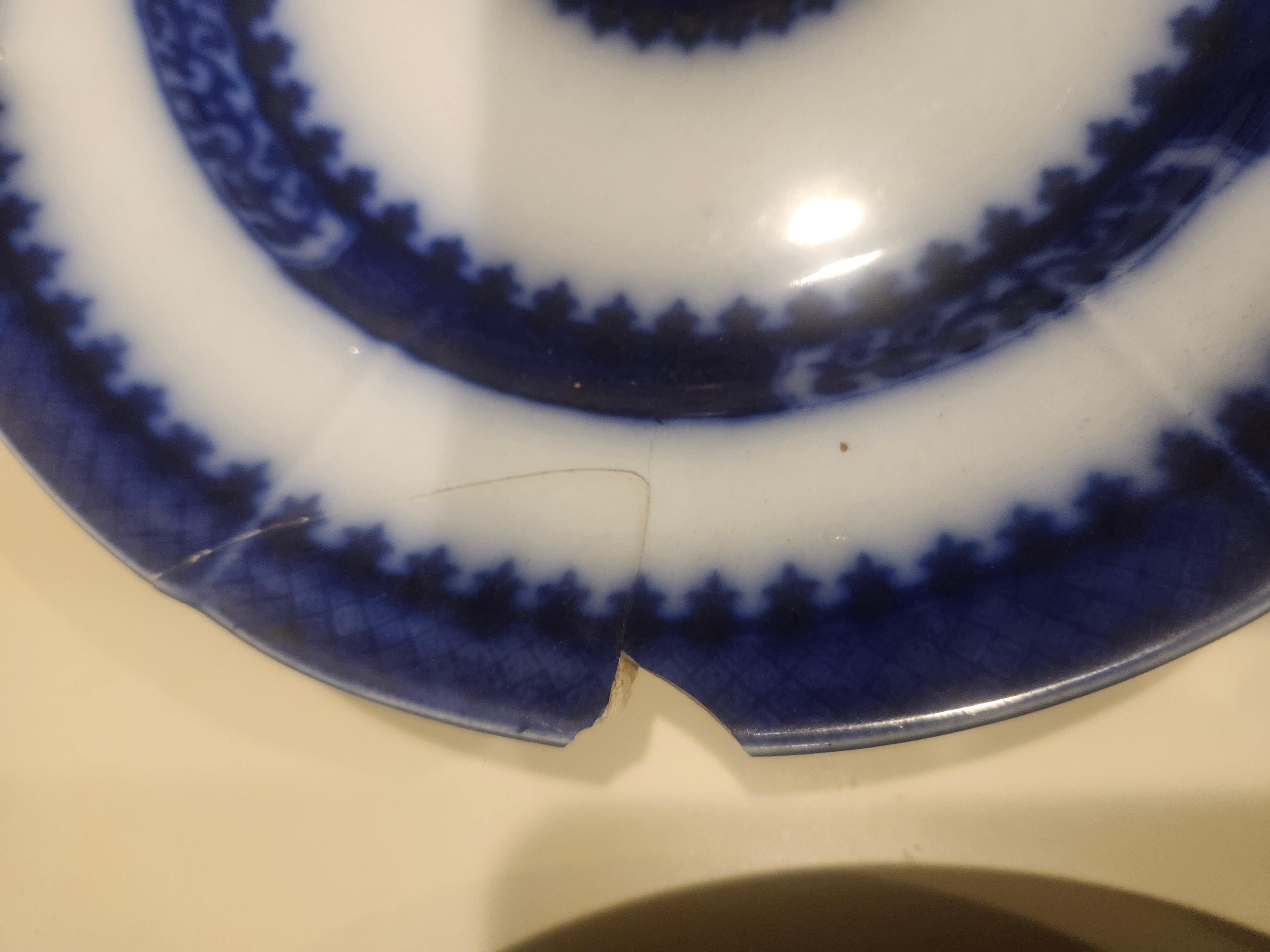 Mitte des 19. Jahrhunderts Hand Crafted Flow Blue Ironstone Satz 9 tief Mittagessen Teller Nankin im Zustand „Gut“ im Angebot in Port Jervis, NY