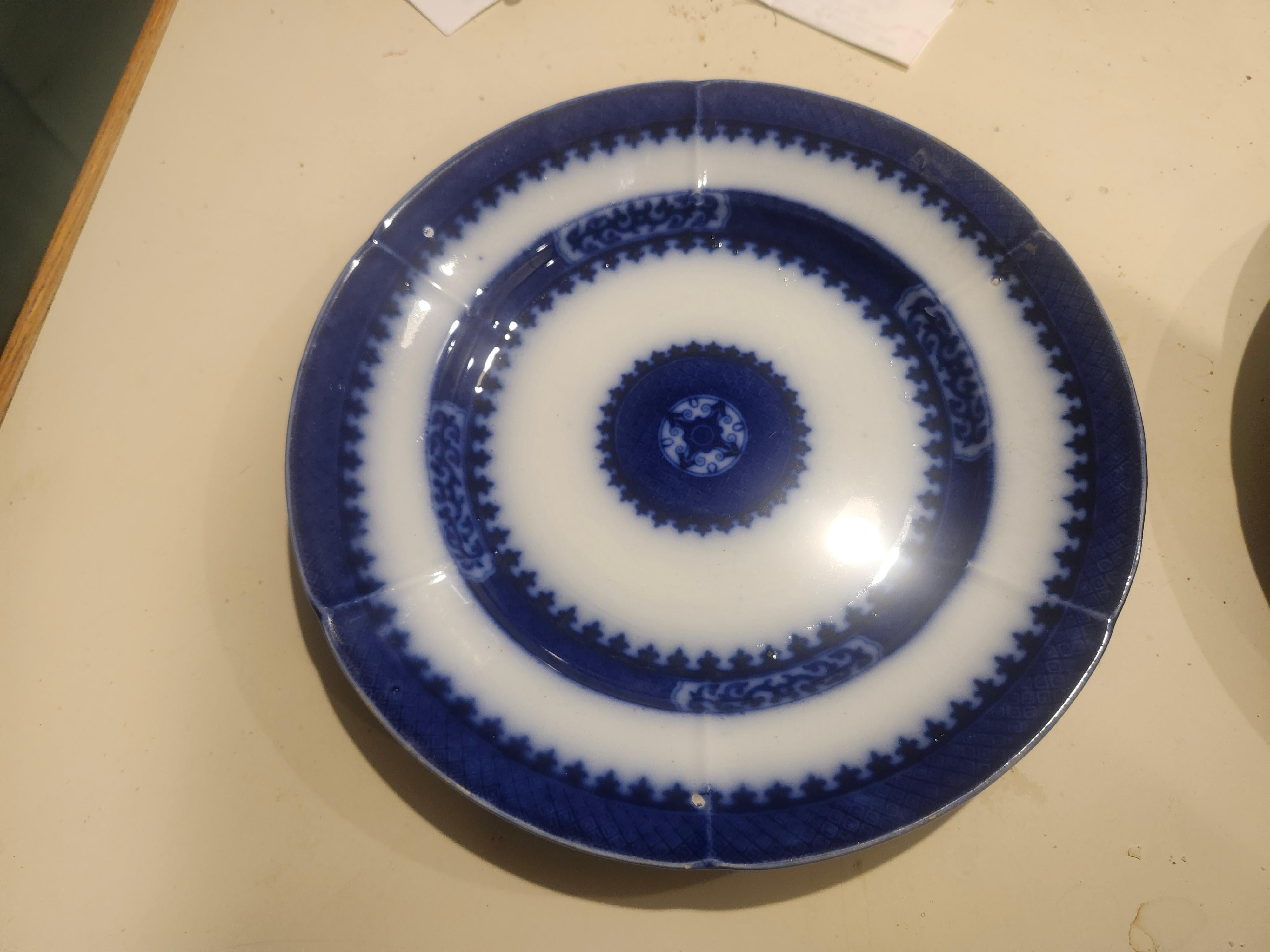 Mitte des 19. Jahrhunderts Hand Crafted Flow Blue Ironstone Satz 9 tief Mittagessen Teller Nankin (Mittleres 19. Jahrhundert) im Angebot