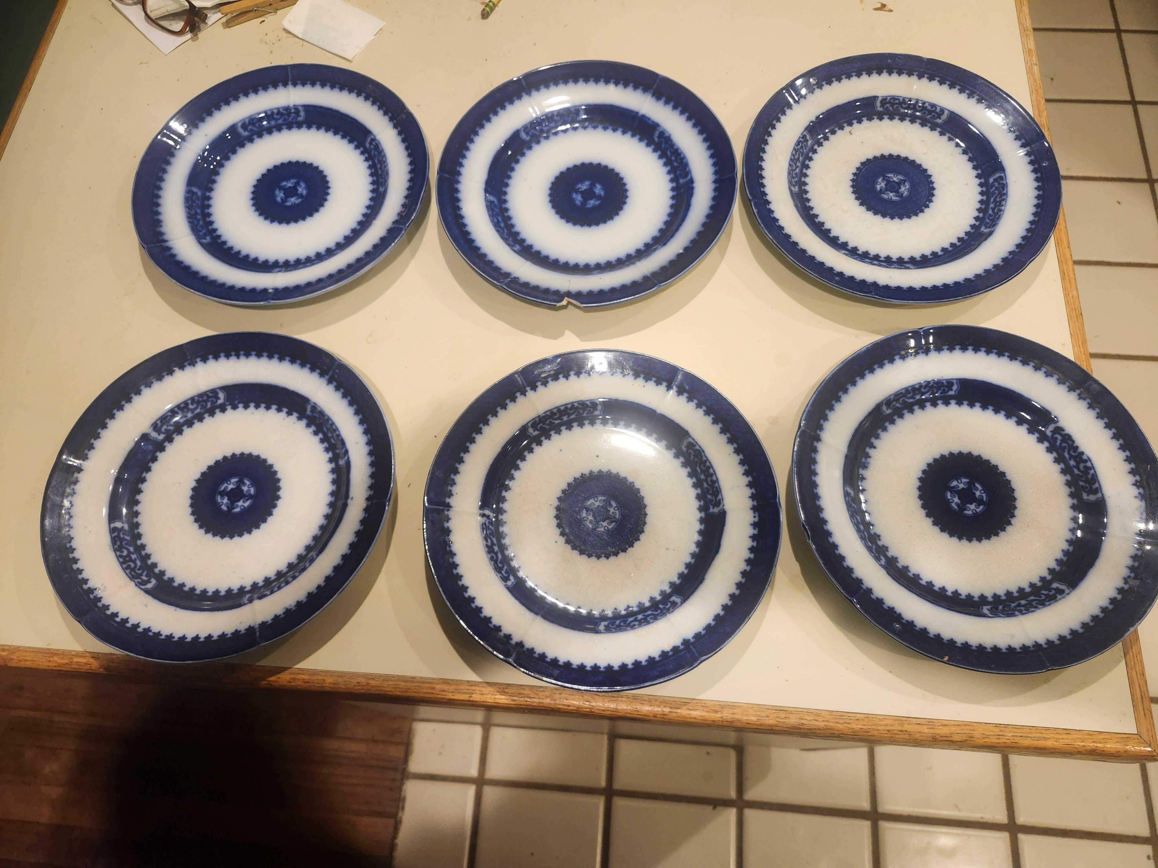 Mitte des 19. Jahrhunderts Hand Crafted Flow Blue Ironstone Satz 9 tief Mittagessen Teller Nankin (Strass) im Angebot