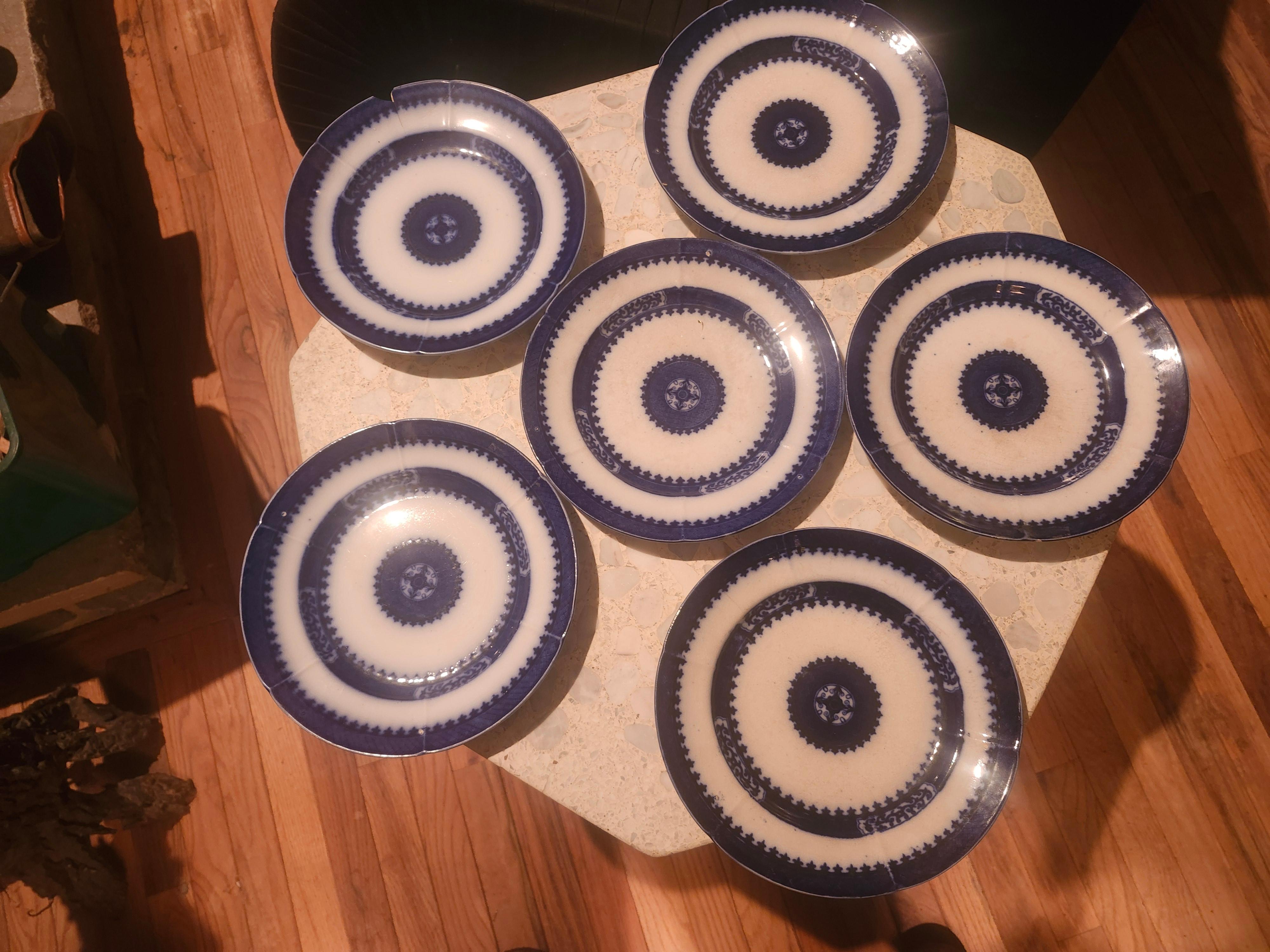 Mitte des 19. Jahrhunderts Hand Crafted Flow Blue Ironstone Satz 9 tief Mittagessen Teller Nankin im Angebot 1