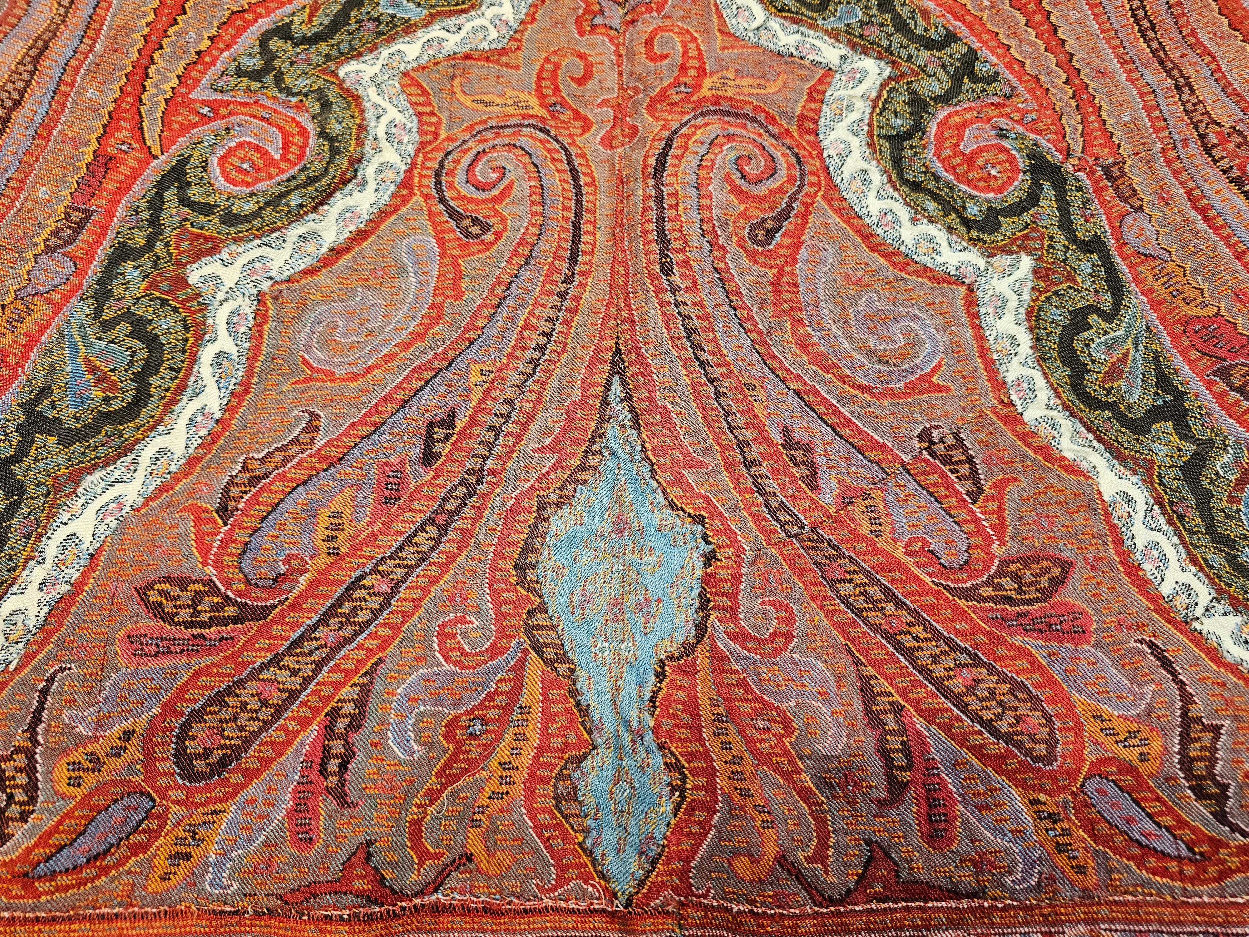 Châle brodé à la main au Cachemire au milieu du 19e siècle, motif papillon en vente 5