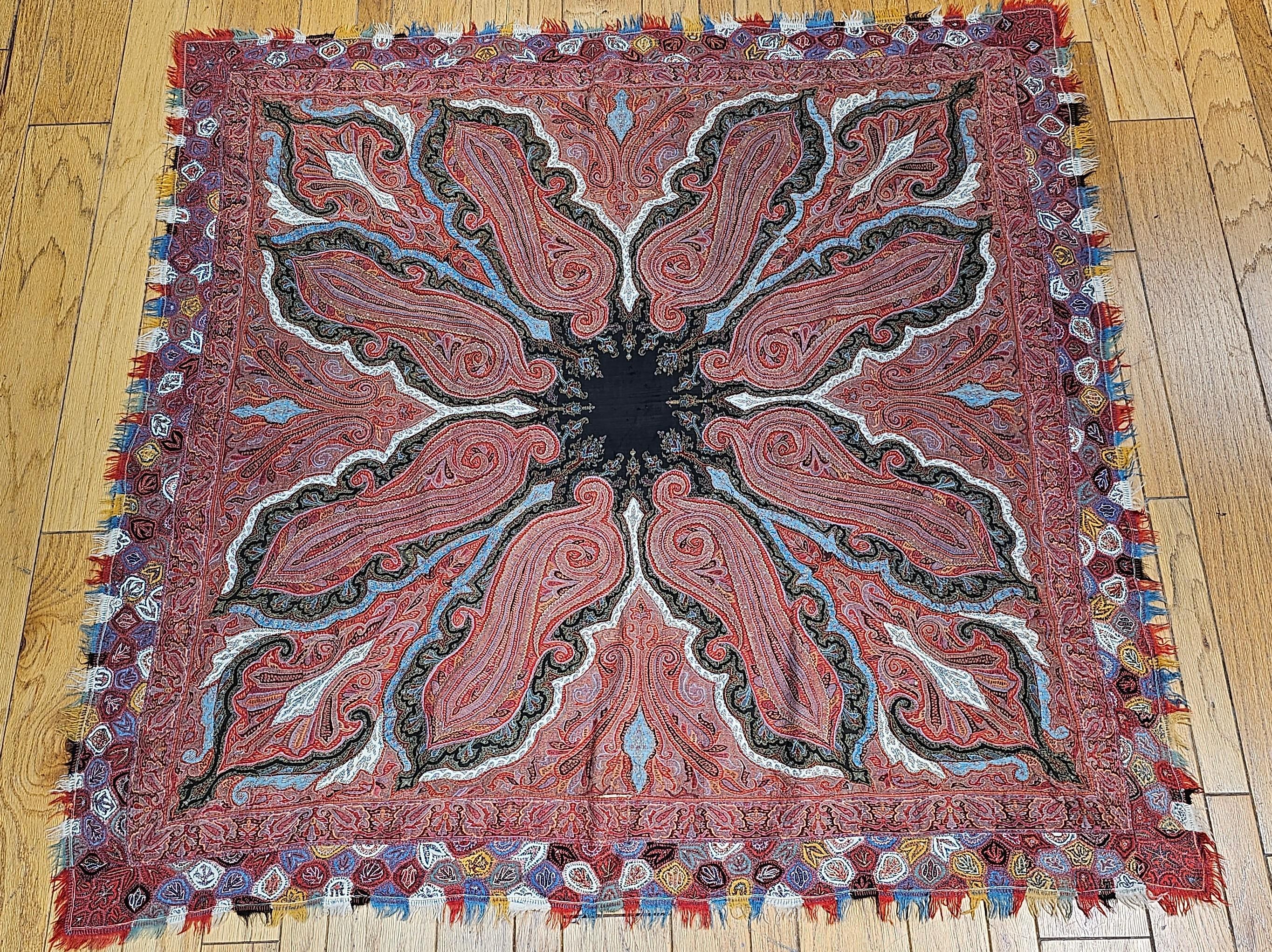 Châle brodé à la main au Cachemire au milieu du 19e siècle, motif papillon en vente 13