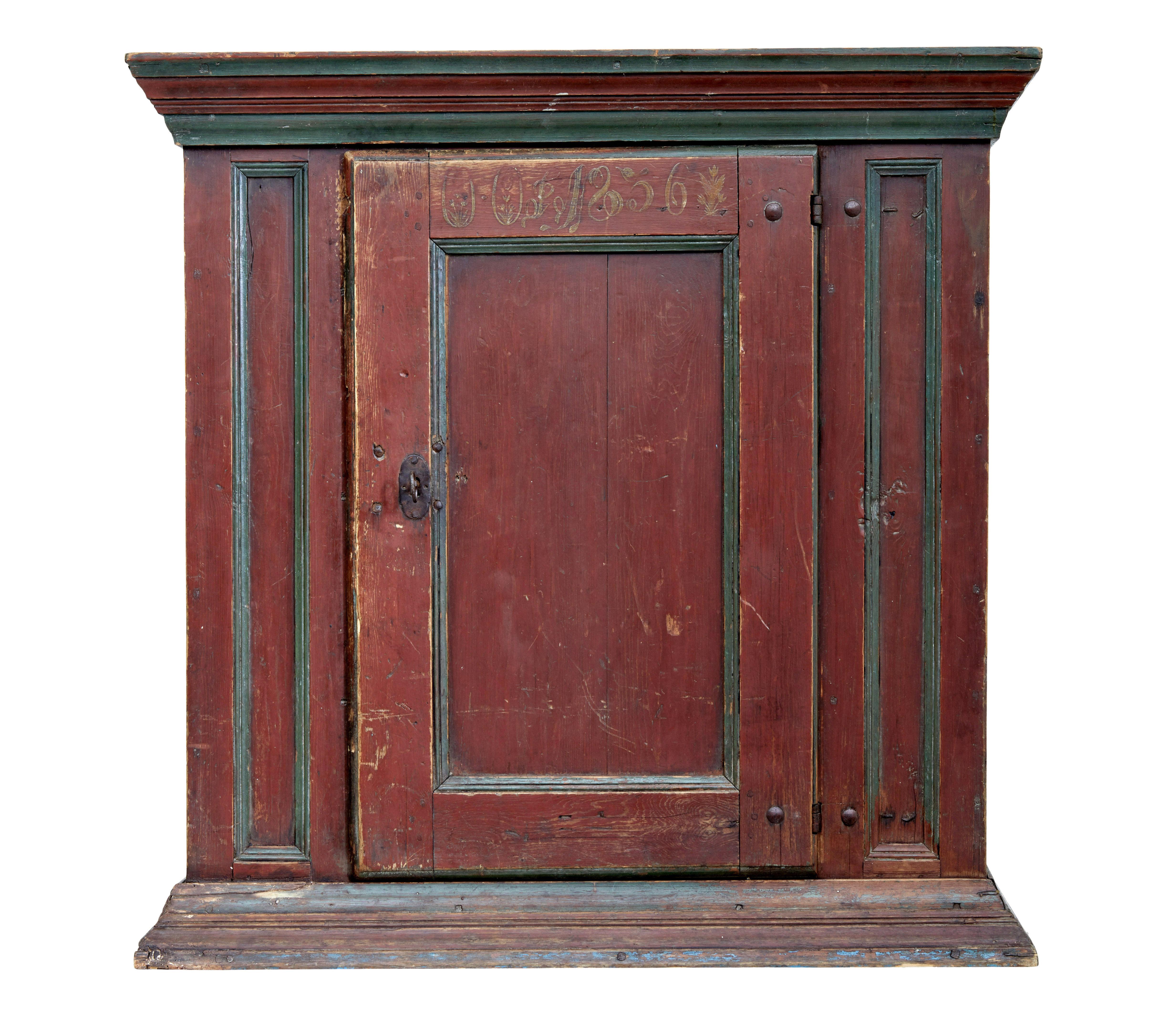 Mitte des 19. Jahrhunderts handbemalter Volkskunstschrank um 1856.

Schwedischer Standschrank mit einer handgemalten Datierung von 1856, aber wir glauben, dass das Stück älter ist.  Möglicherweise ein Aufsatz aus einem größeren Schrank oder an einer