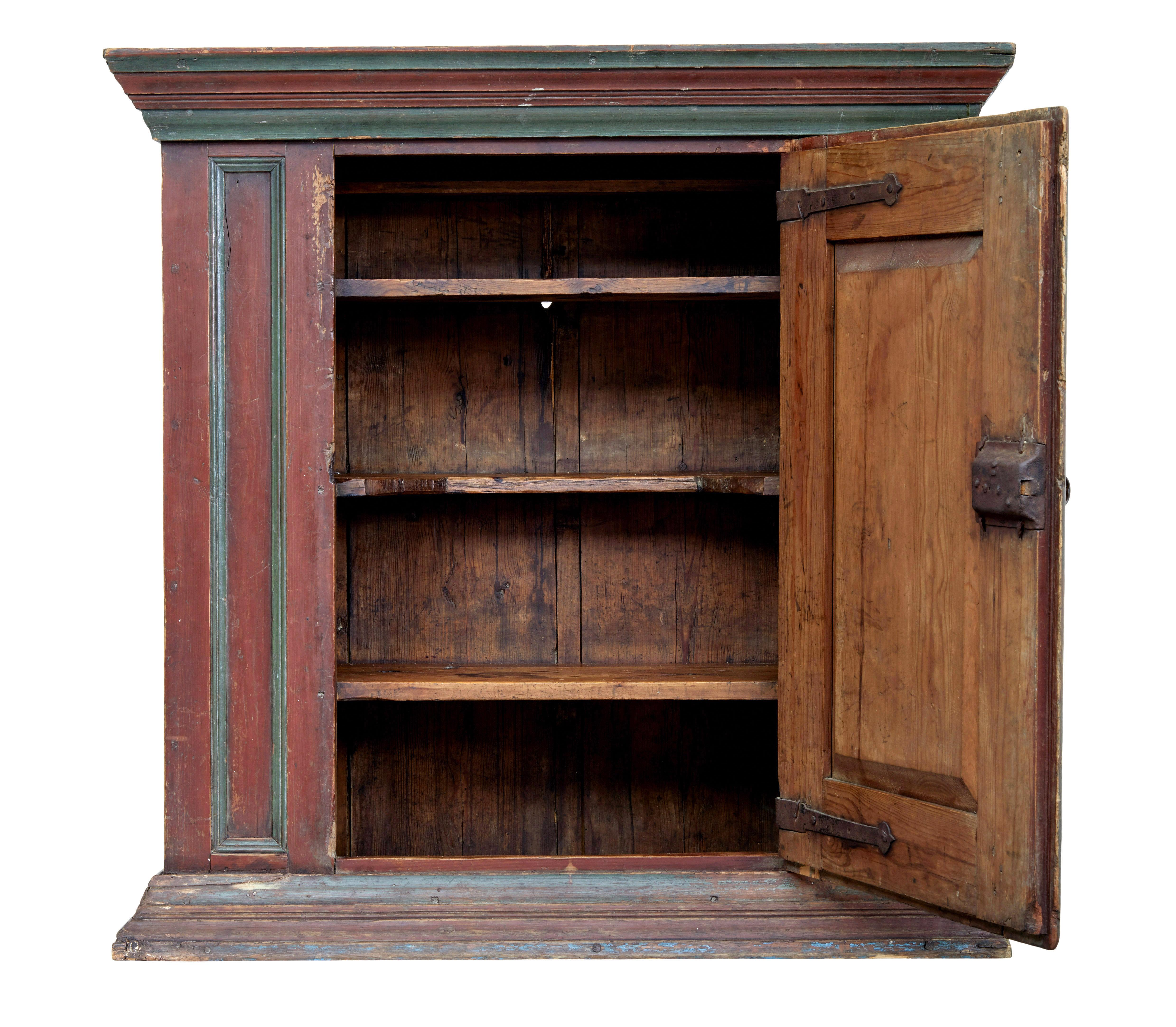 Mitte des 19. Jahrhunderts handbemalter Volkskunst-Schrank (Schwedisch) im Angebot