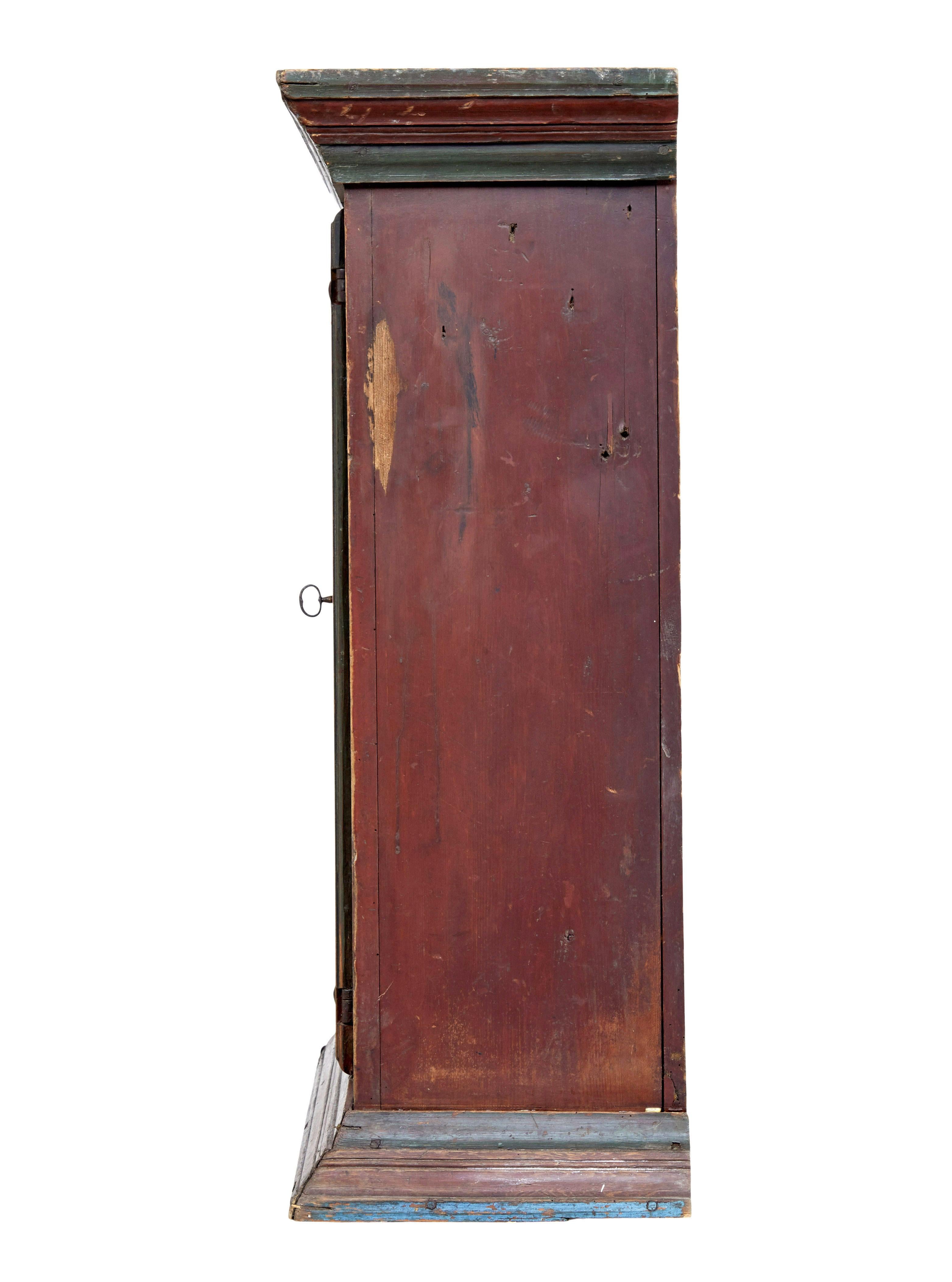 Mitte des 19. Jahrhunderts handbemalter Volkskunst-Schrank (Kiefernholz) im Angebot