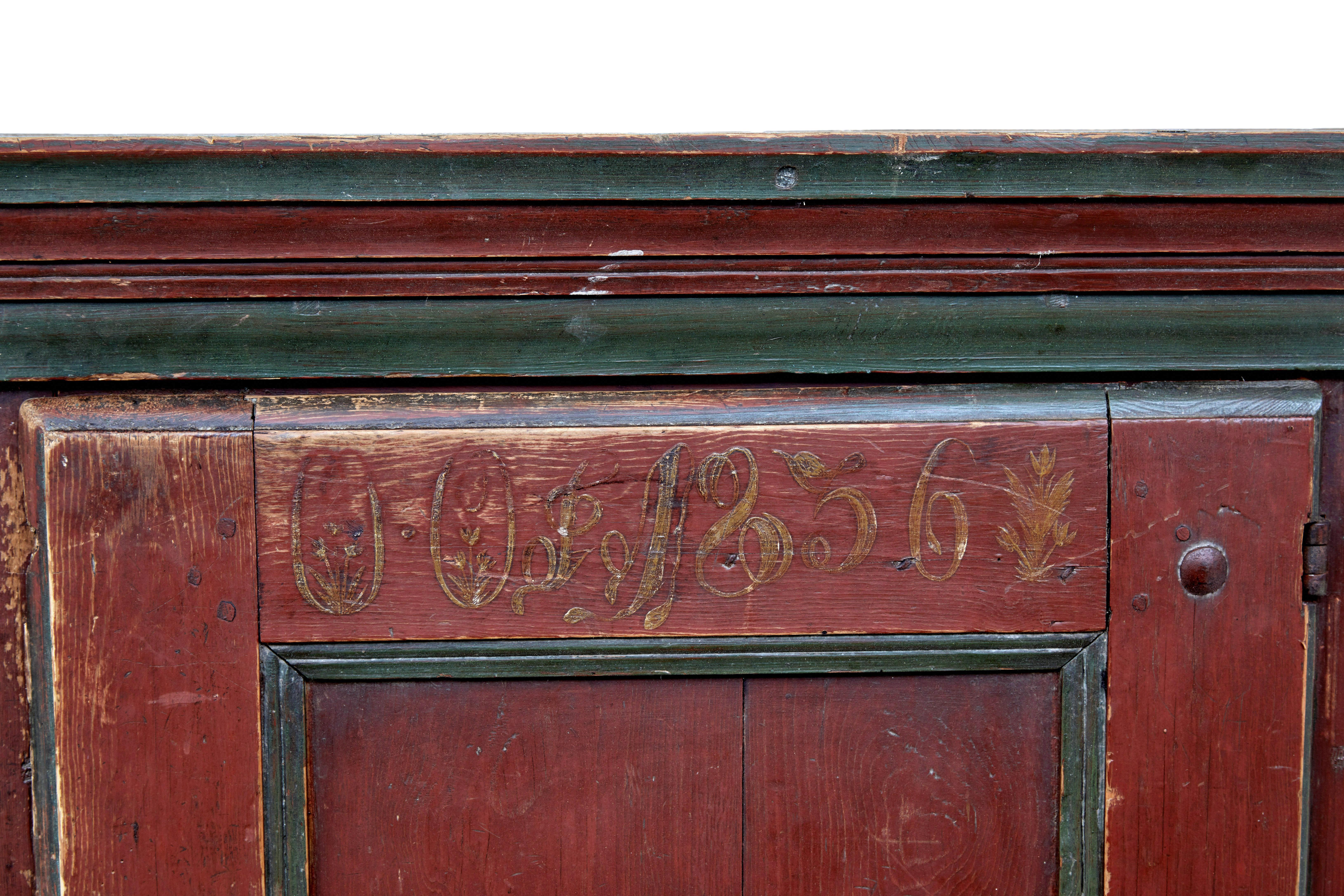 Mitte des 19. Jahrhunderts handbemalter Volkskunst-Schrank im Angebot 1