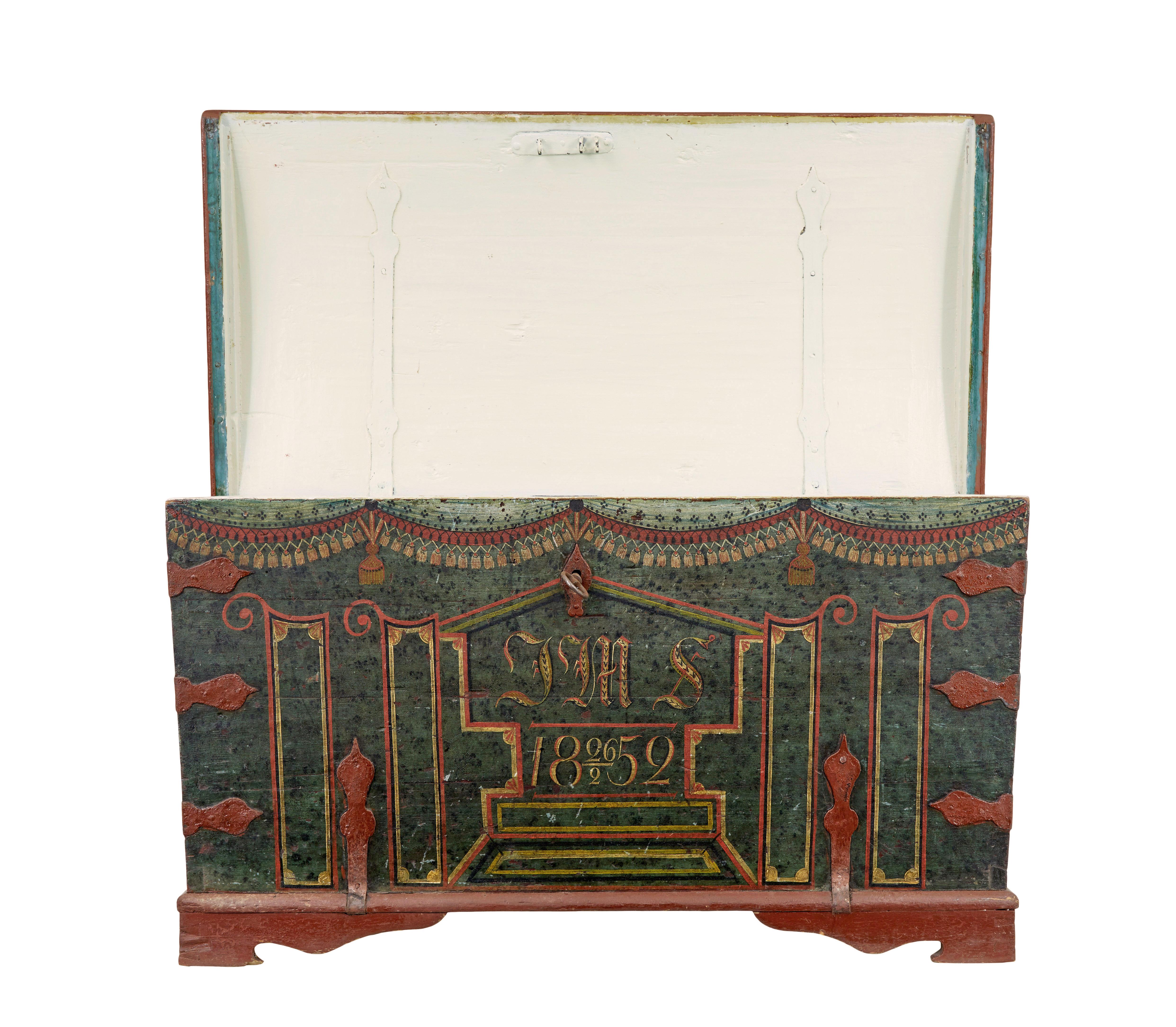 Forziere in rovere svedese dipinto a mano della metà del XIX secolo, circa 1852.

Bellissimo scrigno a cupola realizzato in rovere massiccio.  Dipinto a mano con metodi tradizionali in una combinazione di verde, marrone e giallo.

Fronte dipinto a