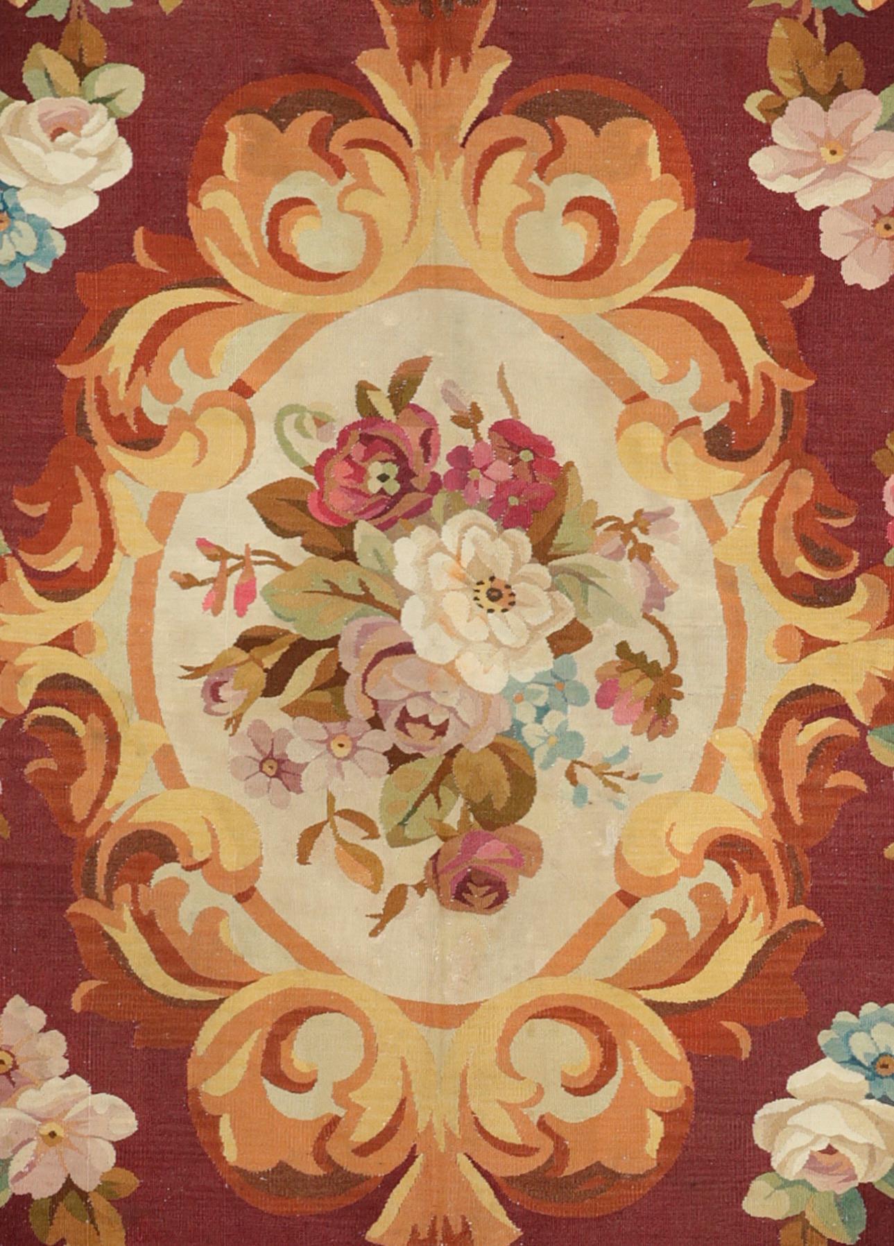 Tapis d'Aubusson ancien tissé à la main du milieu du XIXe siècle
Matériau : laine
Dimensions : 260 x 200 cm ; 8,5 x 6,6 pieds

La galerie Boccara possède une importante collection de tapis d'Aubusson du XVIIIe au XXe siècle. Le style développé à