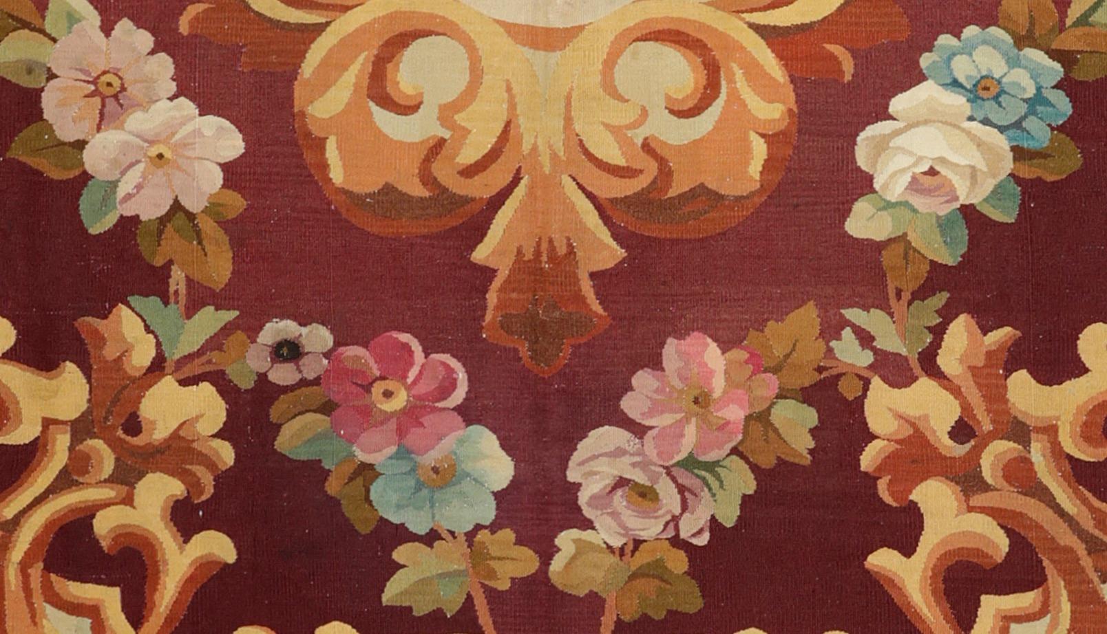 Français Tapis d'Aubusson ancien tissé à la main du milieu du XIXe siècle, rouge avec fleurs en vente