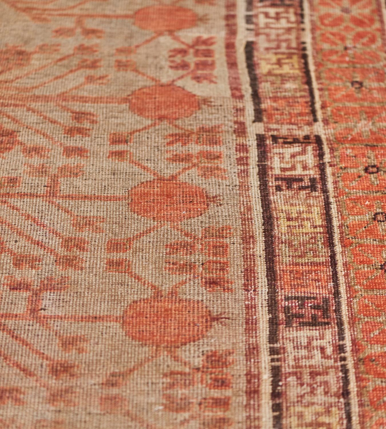 Tapis Khotan vintage en laine tissé à la main de la fin du XIXe siècle Bon état - En vente à West Hollywood, CA