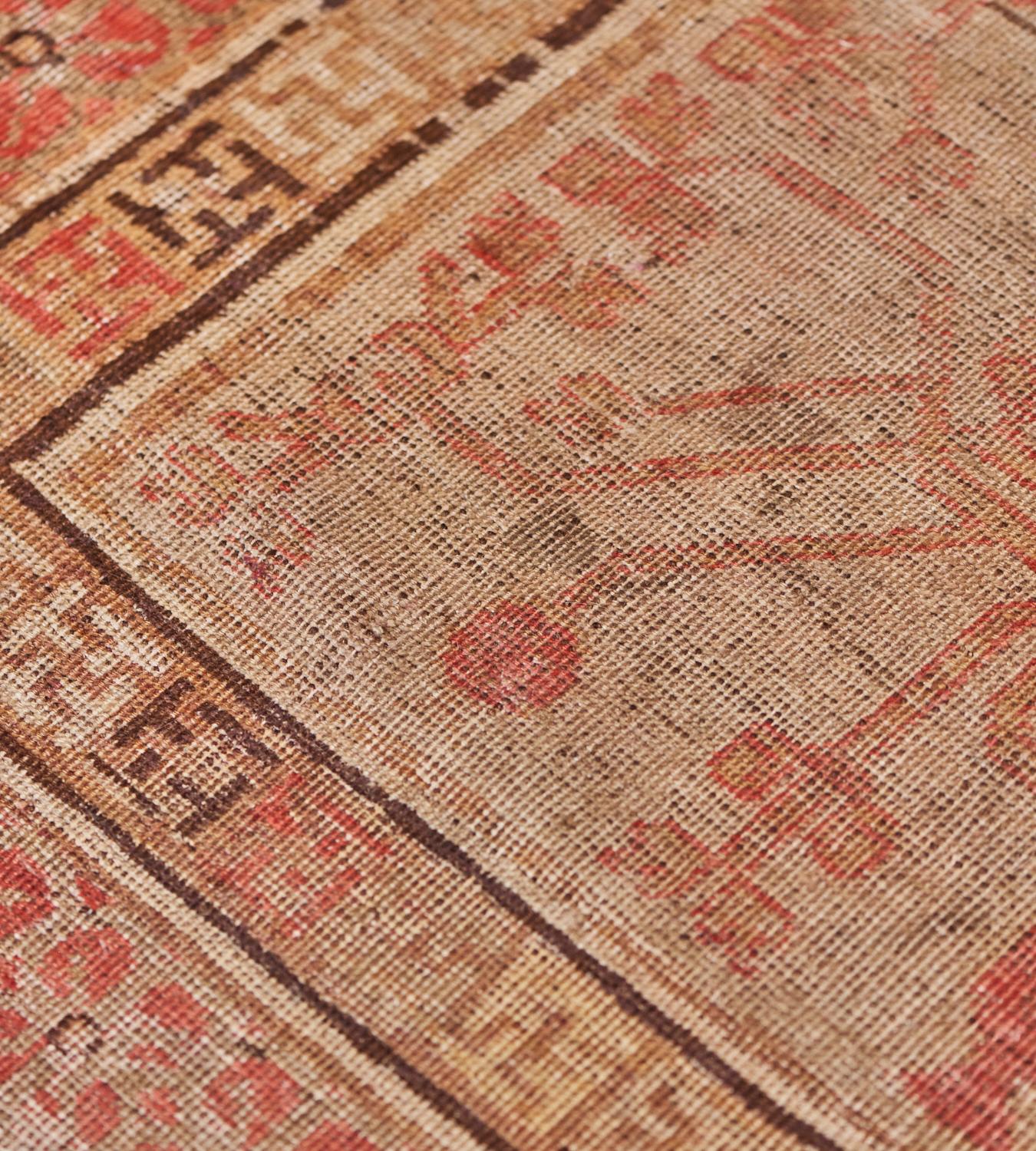Laine Tapis Khotan vintage en laine tissé à la main de la fin du XIXe siècle en vente