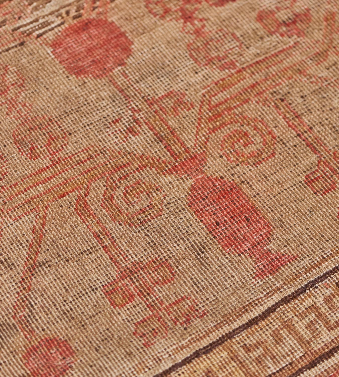 Tapis Khotan vintage en laine tissé à la main de la fin du XIXe siècle en vente 1