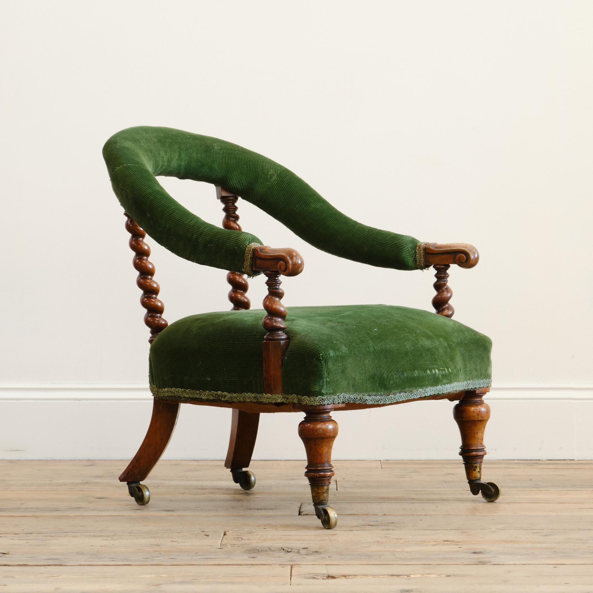 Fauteuil du milieu du 19ème siècle par Hindley & Sons de 134 Oxford Street - Londres vers 1850. Il repose sur des pieds avant tournés et des pieds arrière évasés. Les roulettes d'origine ont été conservées. Le dossier en forme est soutenu par des