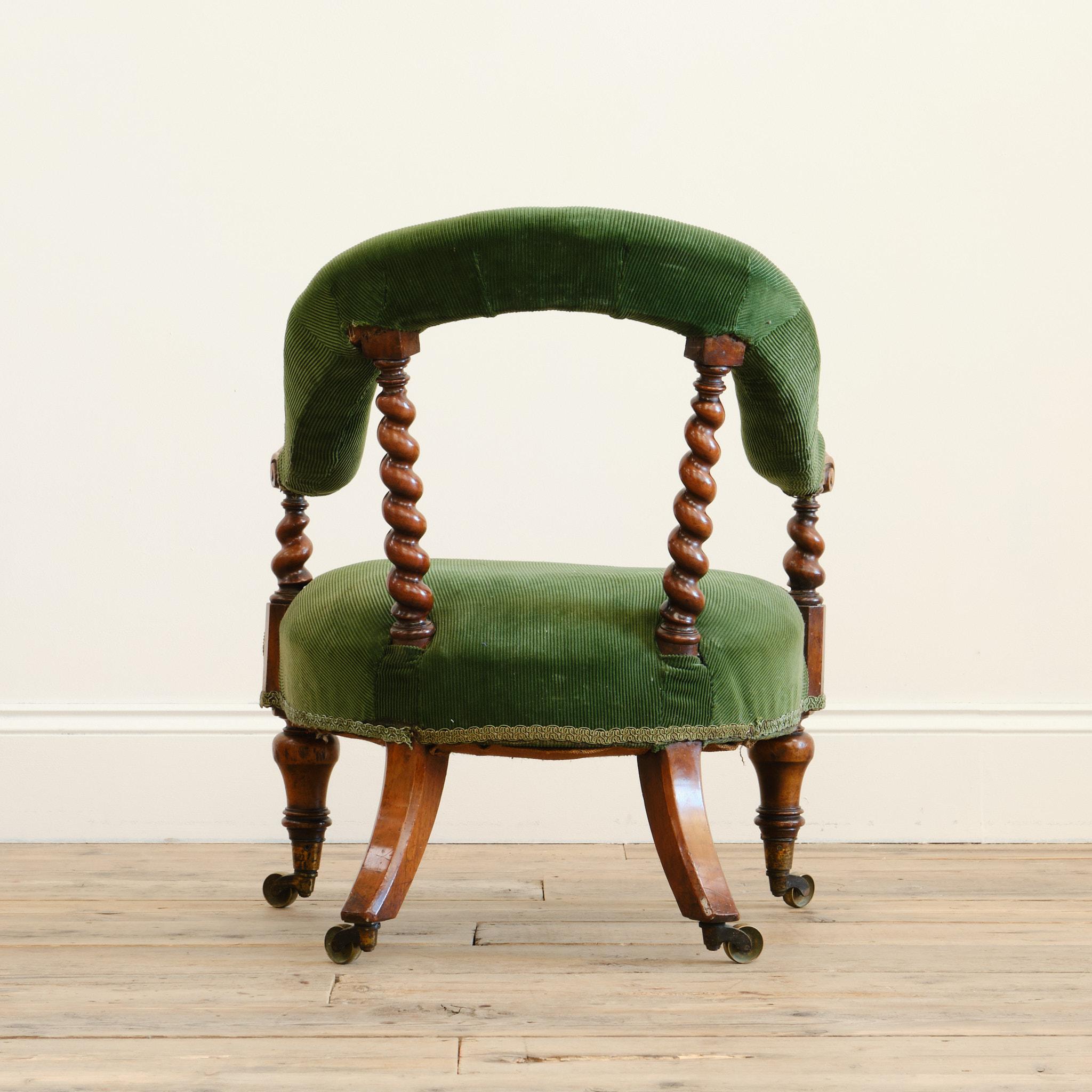 Noyer Fauteuil Hindley and sons, milieu du 19e siècle en vente