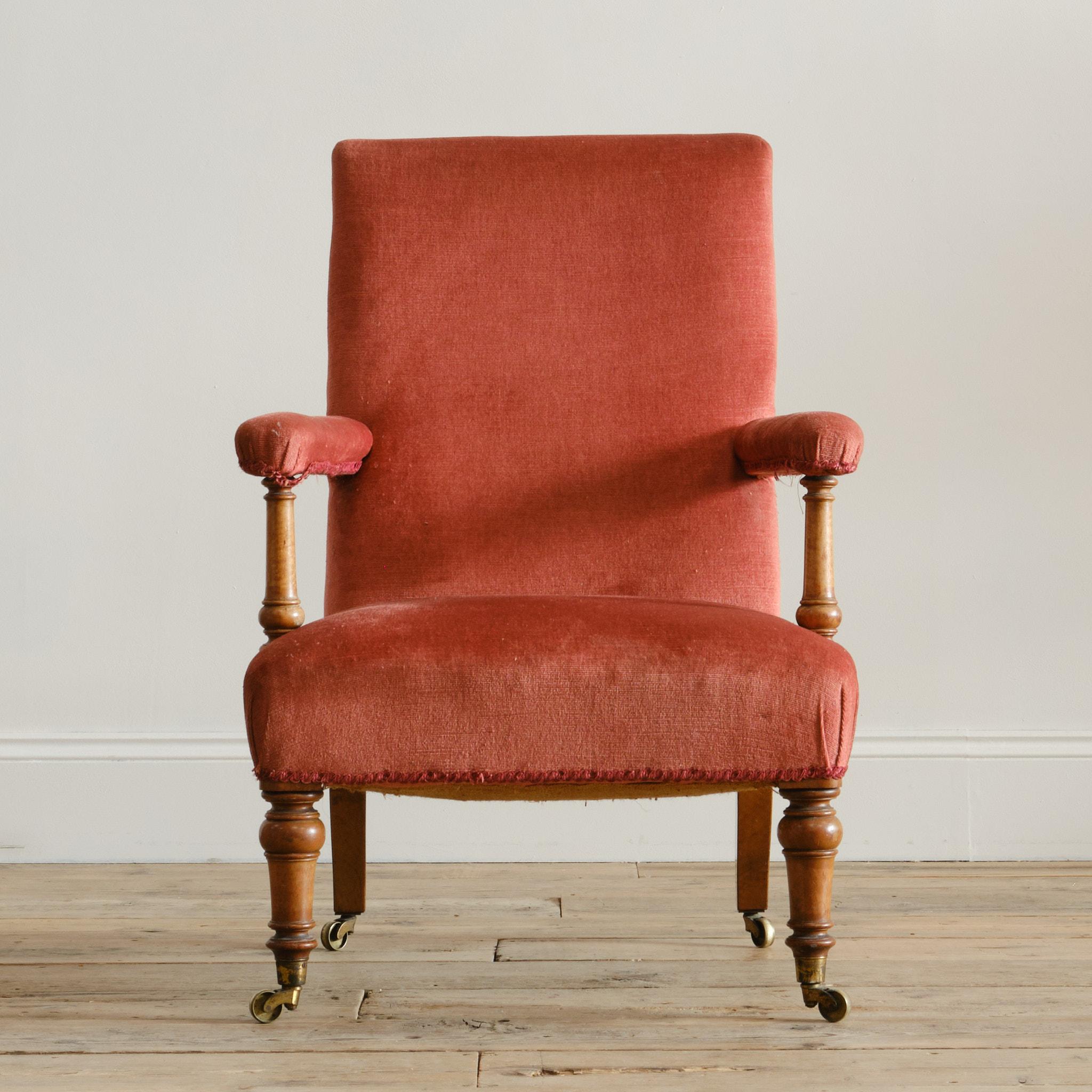 Fauteuil ouvert du milieu du 19e siècle. Il repose sur de hauts pieds avant tournés, que nous pensons être en bouleau, et sur des supports d'accoudoirs, avec des pieds arrière évasés, le tout avec les roulettes en laiton d'origine de Cope &