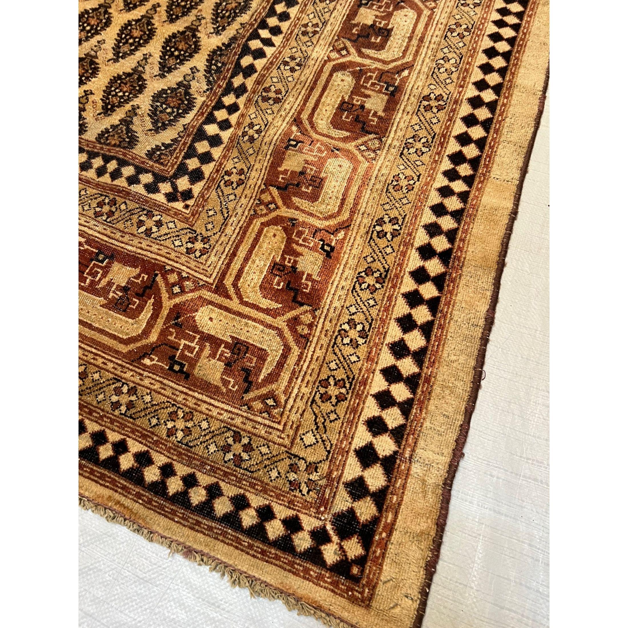 Tapis anciens d'Amritsar - Les tapis spectaculaires d'Amritsar reflètent le style exotique de l'Inde tout en incorporant une subtile influence coloniale. Cette convergence des styles oriental et occidental se traduit par une apparence