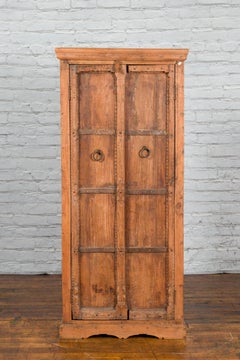 Armario indio de mediados del siglo XIX con motivos florales tallados a mano y herrajes de hierro