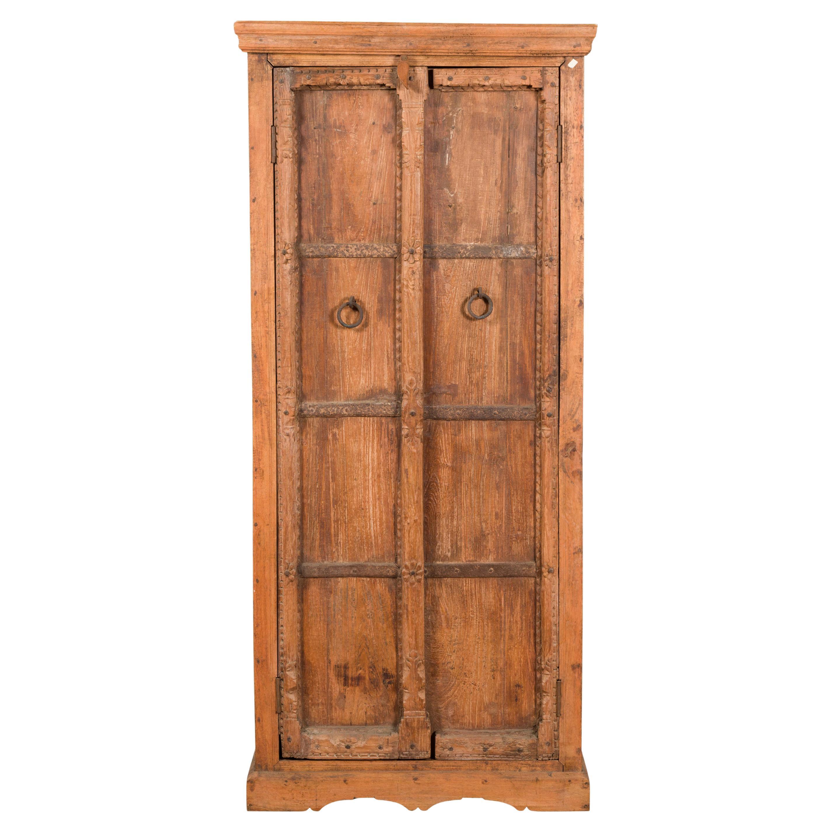 Armoire indienne du milieu du 19e siècle avec motifs floraux sculptés à la main et quincaillerie en fer