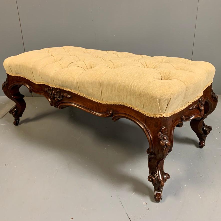 Mid-19th Century Irish Walnut Button Footstool by Strahan of Dublin In Good Condition For Sale In Uppingham, Rutland