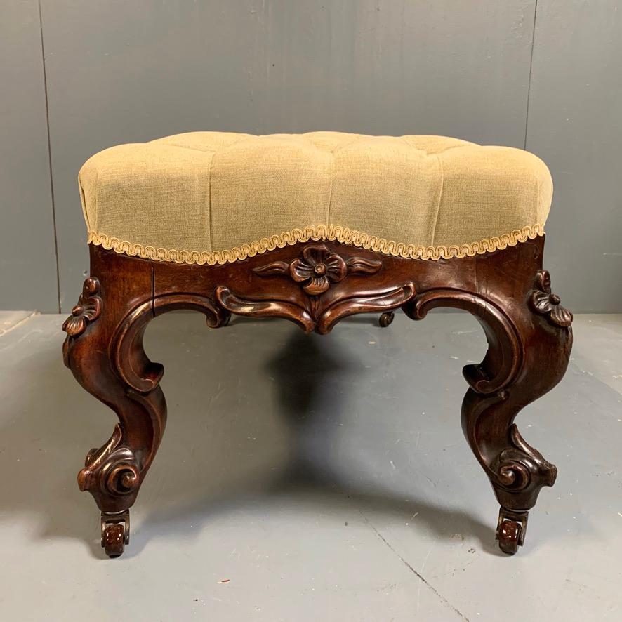 Mid-19th Century Irish Walnut Button Footstool by Strahan of Dublin For Sale 1