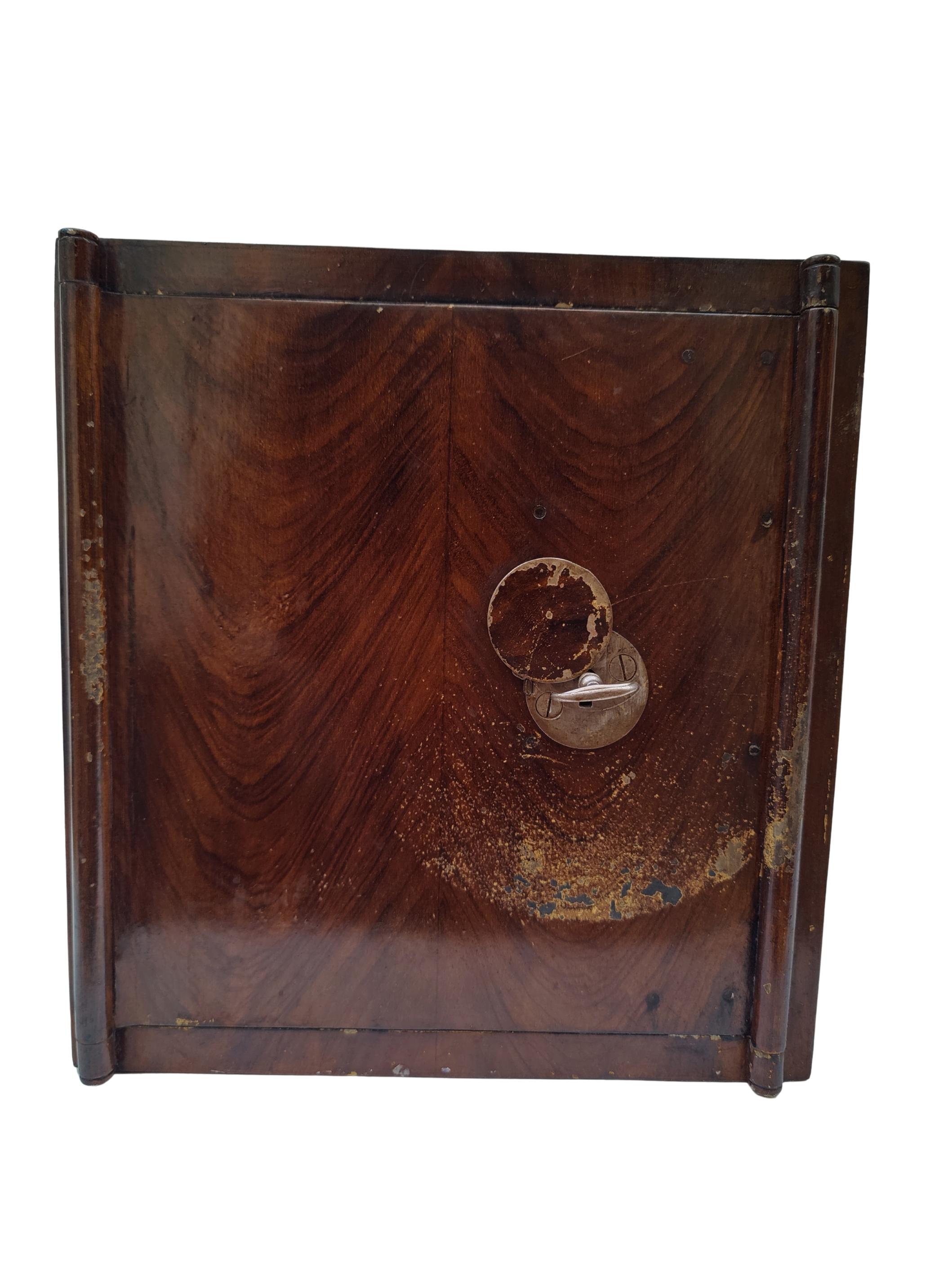 Cassaforte in ferro della metà del XIX secolo con facciata in Wood finto e serratura funzionante in vendita 3