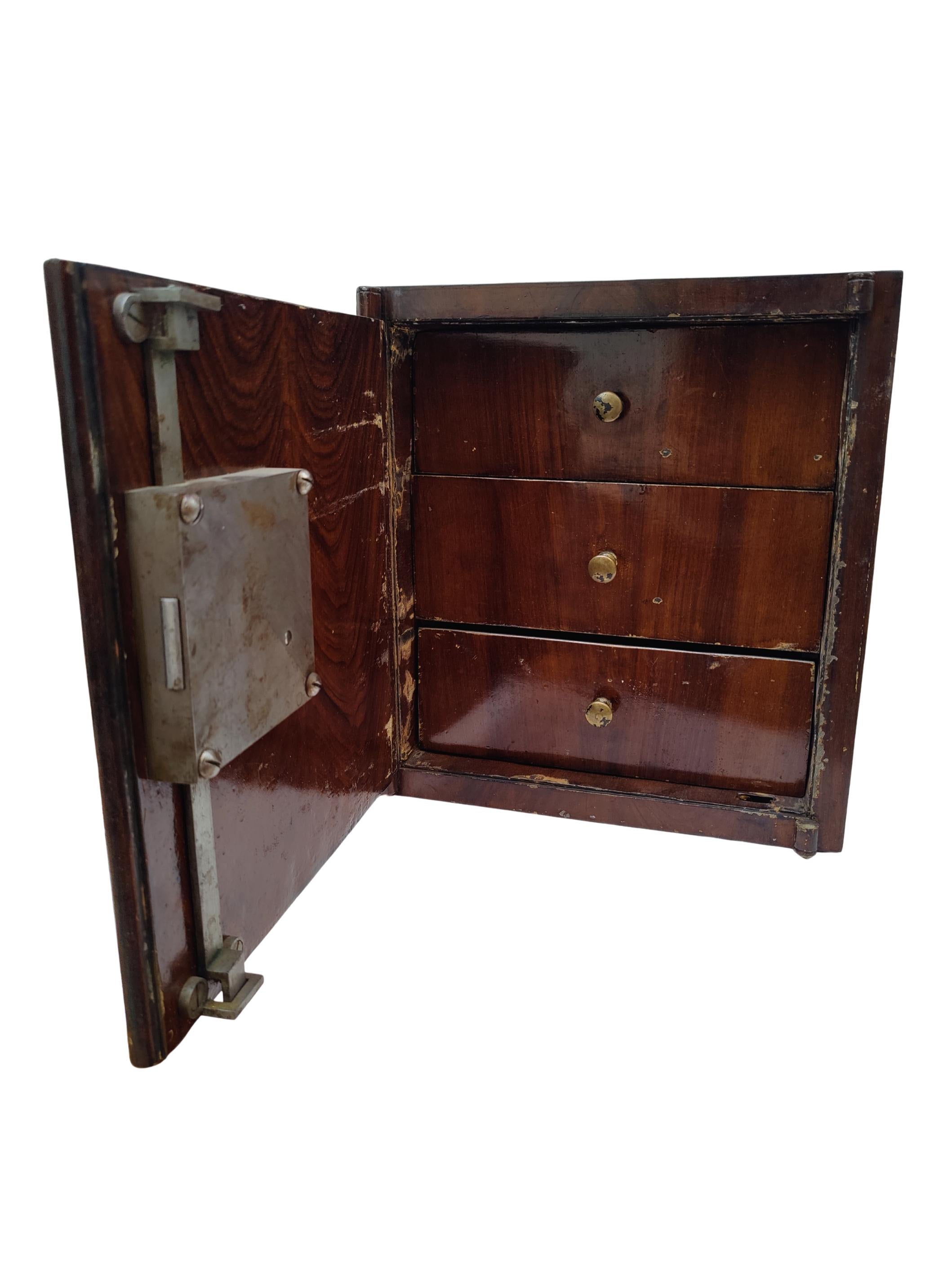 Biedermeier Cassaforte in ferro della metà del XIX secolo con facciata in Wood finto e serratura funzionante in vendita