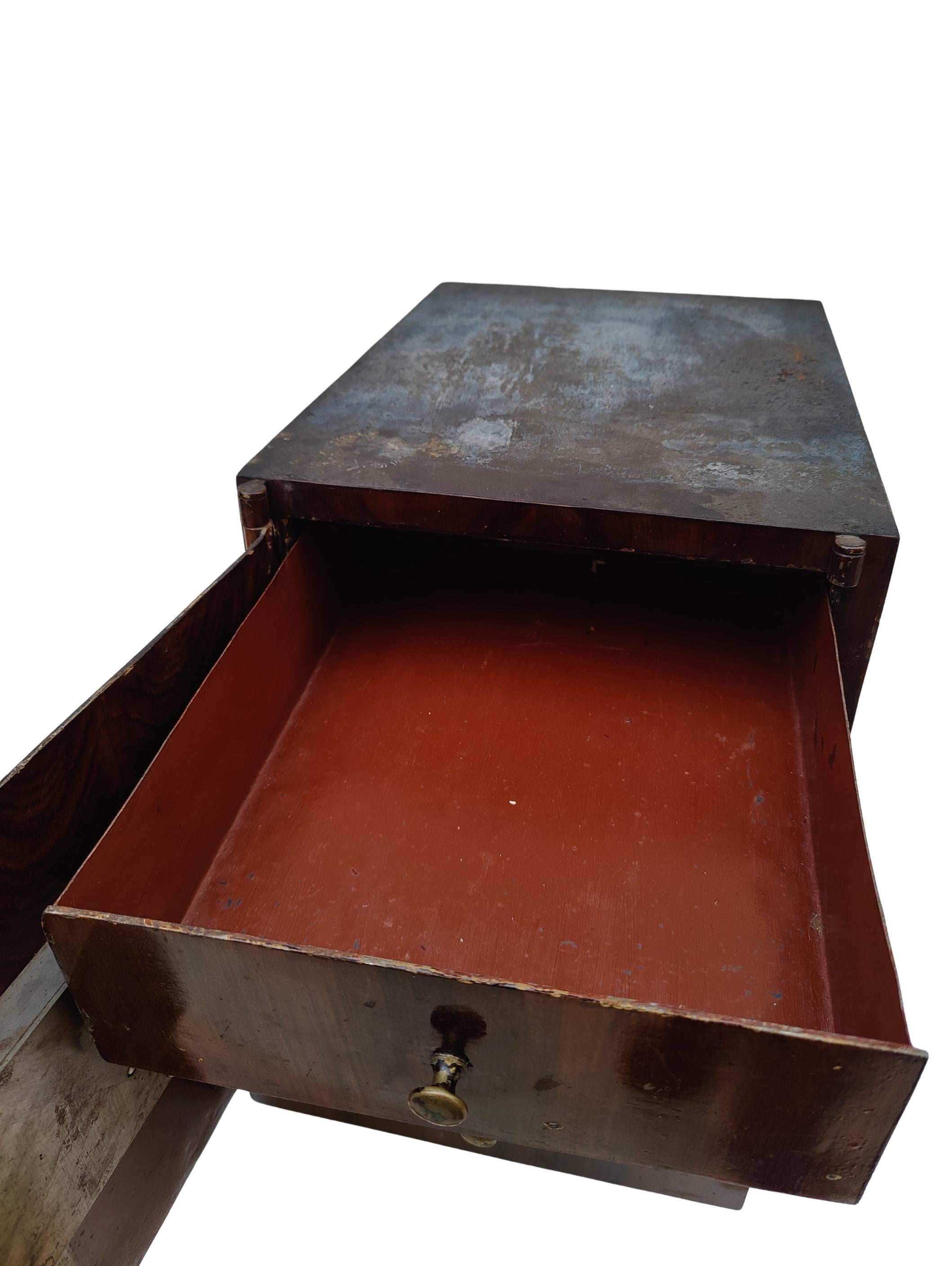 Forgiato Cassaforte in ferro della metà del XIX secolo con facciata in Wood finto e serratura funzionante in vendita